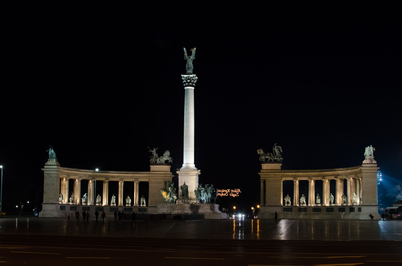 Nikon D5100 + Nikon AF-S DX Nikkor 35mm F1.8G sample photo. Budapest, hosok, tere photography