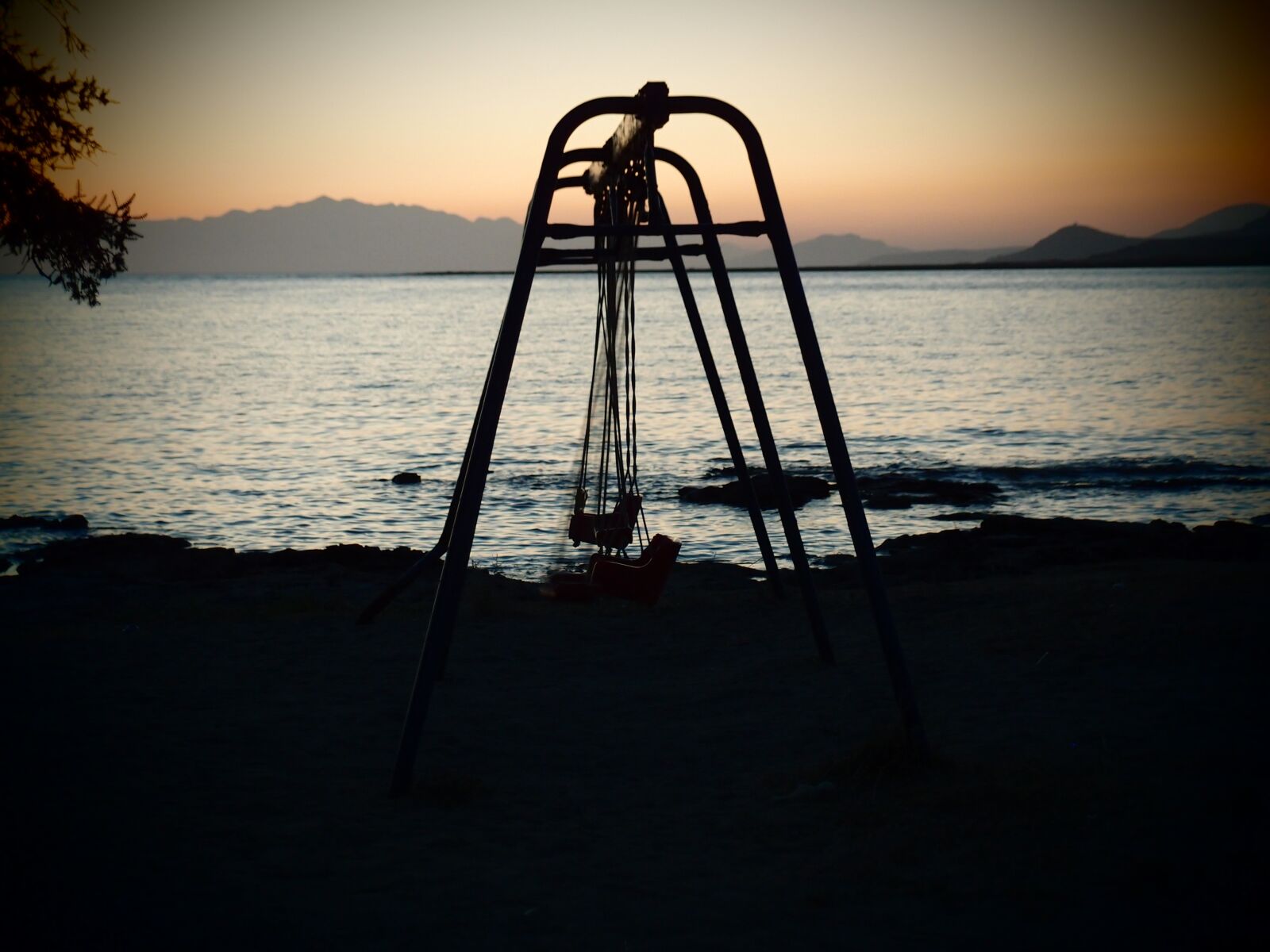 Olympus XZ-1 sample photo. Sea, sunset, swing photography