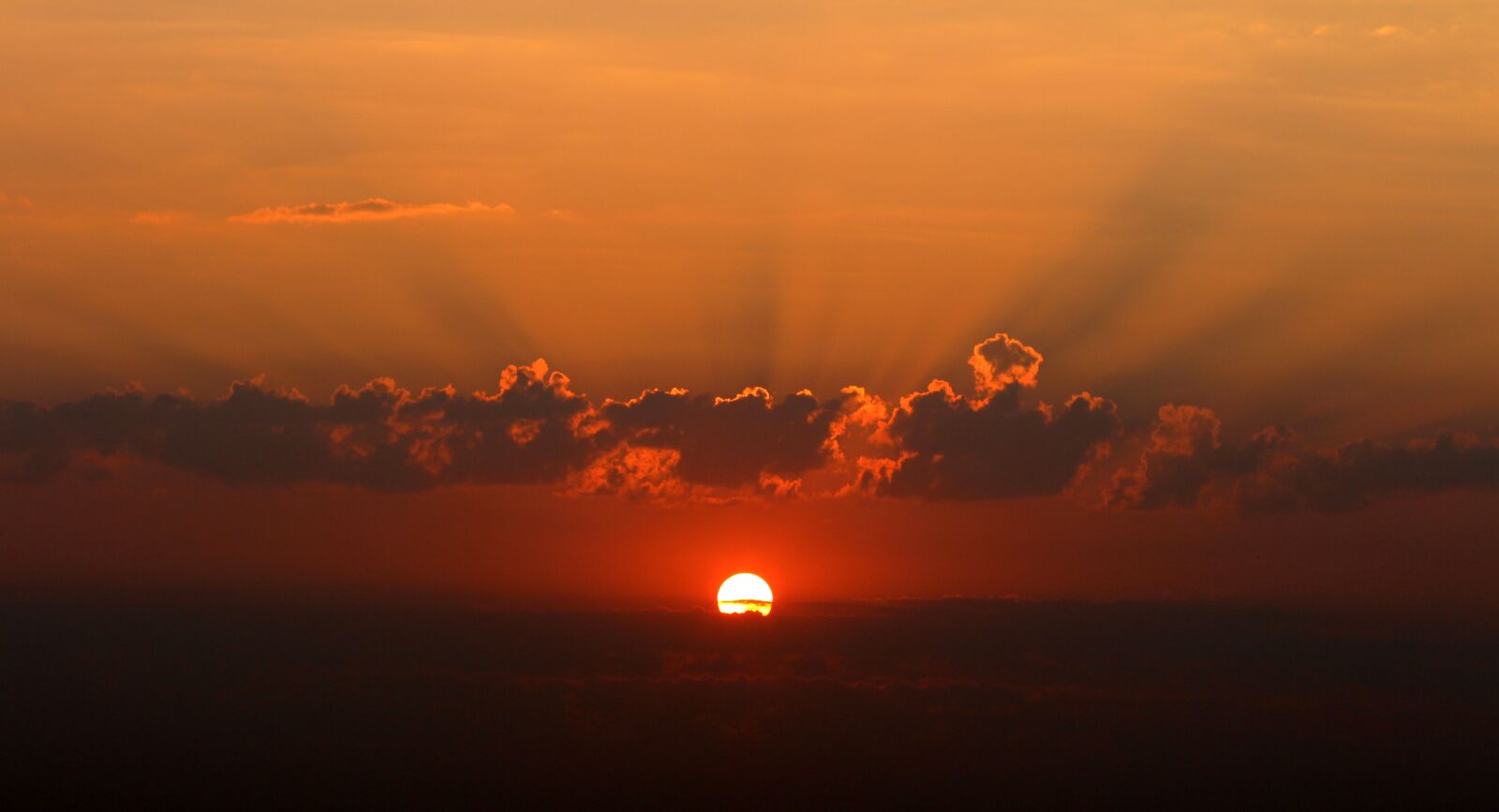 Canon EOS 700D (EOS Rebel T5i / EOS Kiss X7i) + Canon EF 85mm F1.8 USM sample photo. Sunrise, cloud, twilight photography