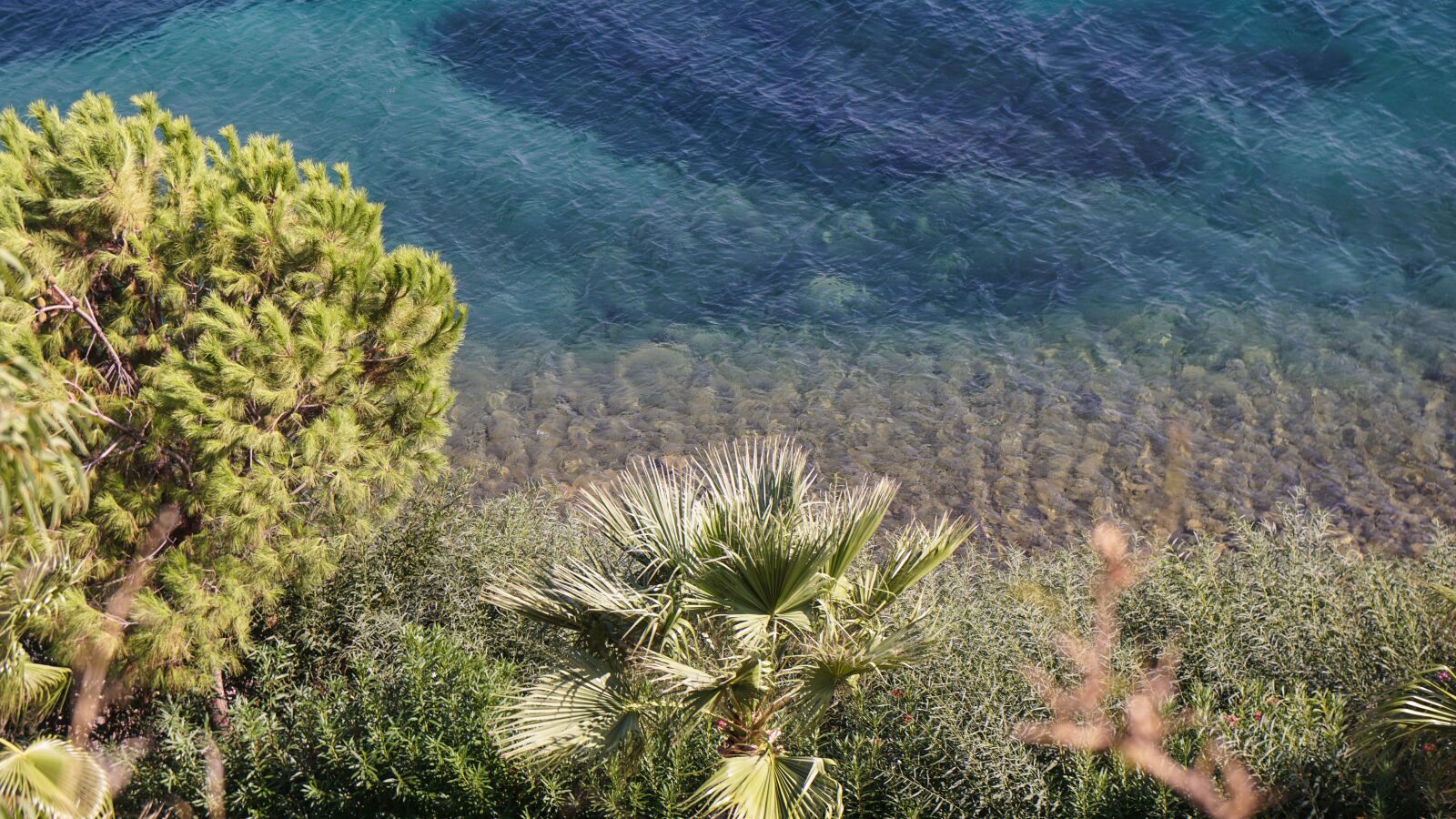 Sony a6000 + Sony Vario-Tessar T* E 16-70mm F4 ZA OSS sample photo. Sea, blue, landscape photography