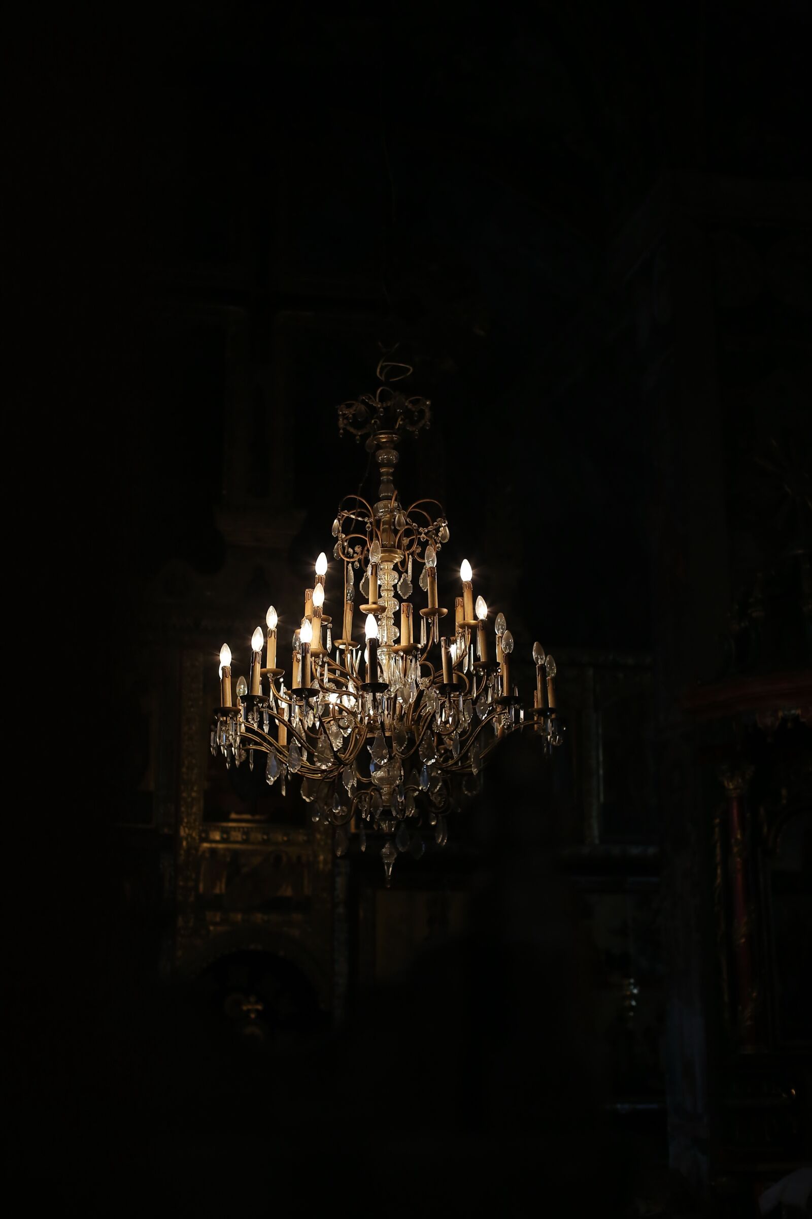 Canon EOS 5D Mark III sample photo. Handling, chandelier, lights, darkness photography