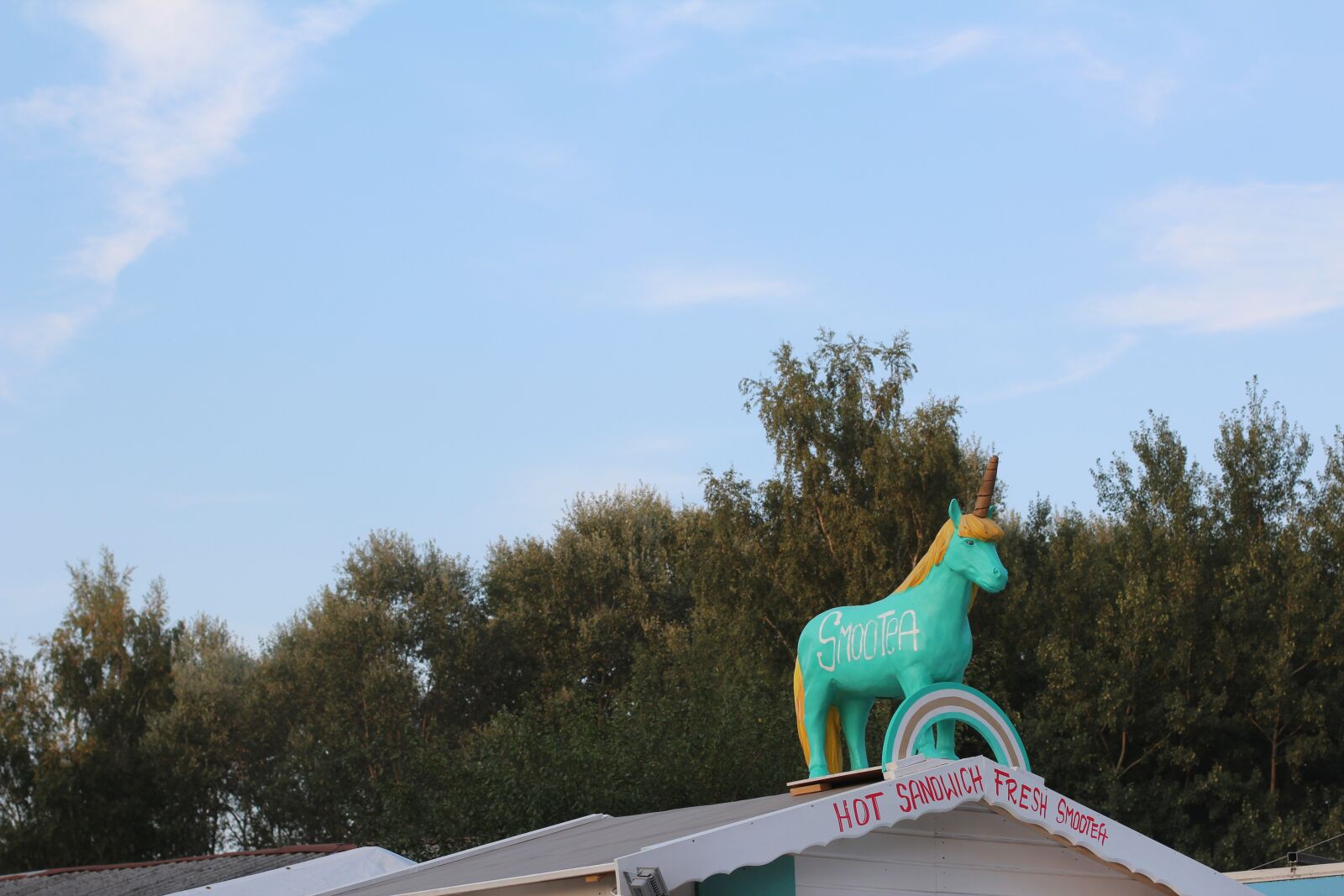 Canon EOS 600D (Rebel EOS T3i / EOS Kiss X5) + Canon EF 50mm F1.4 USM sample photo. Unicorn, sky, roof photography