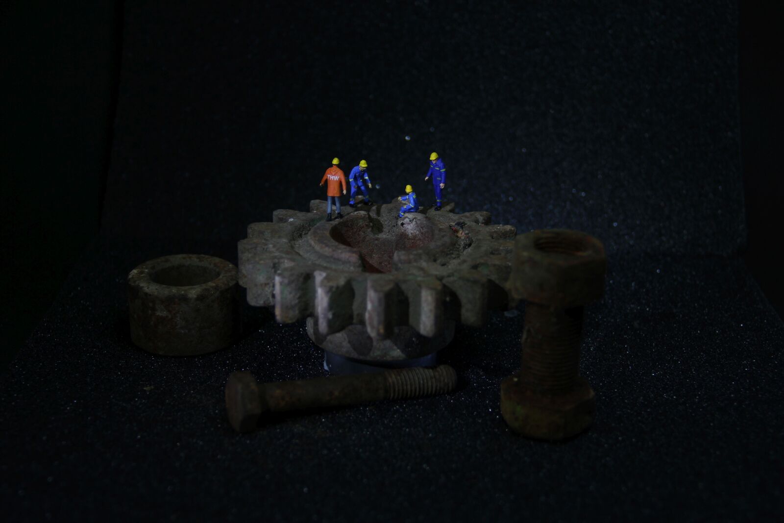 Canon EOS 550D (EOS Rebel T2i / EOS Kiss X4) sample photo. Industry, mechanics, miniature figures photography