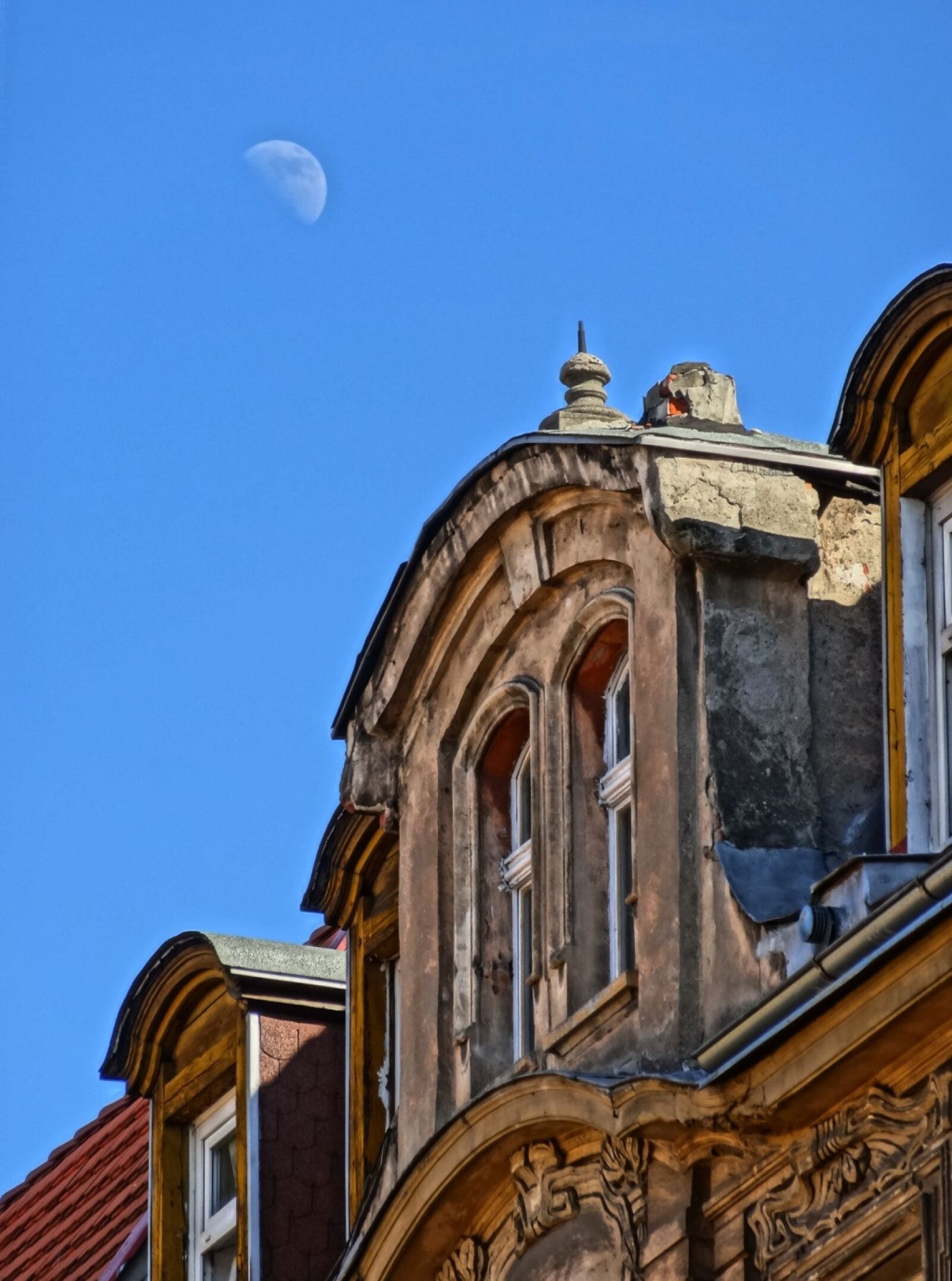 Sony Cyber-shot DSC-HX20V sample photo. Gable, pediment, architecture photography