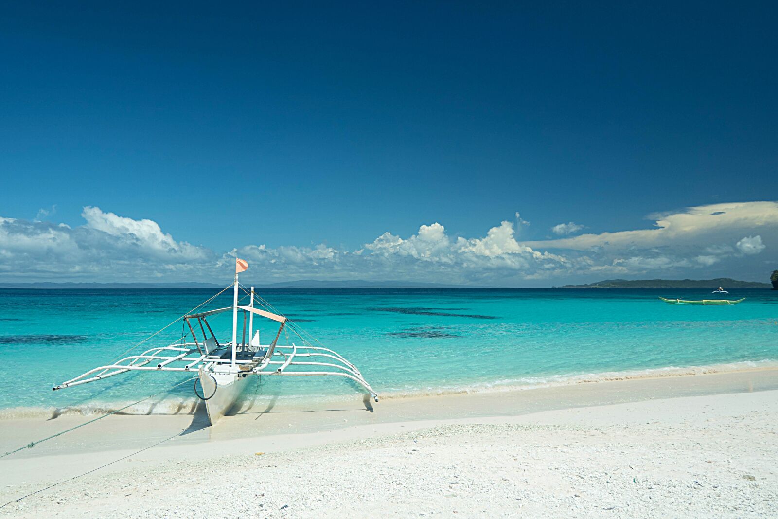 Samsung NX3000 sample photo. Beach, boat, sea photography