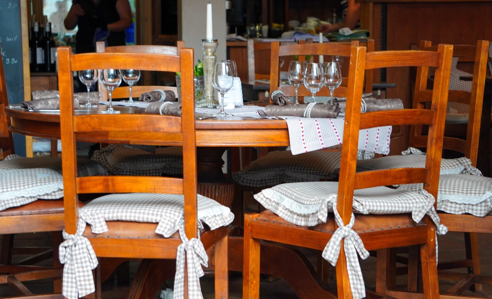 Sony E 55-210mm F4.5-6.3 OSS sample photo. Dining table, table, chairs photography