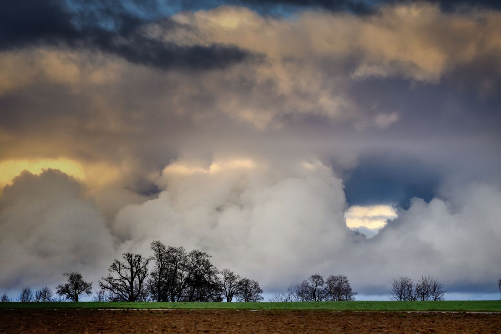 Panasonic Lumix DMC-GX8 sample photo. Clouds, abendstimmung, barbed wire photography