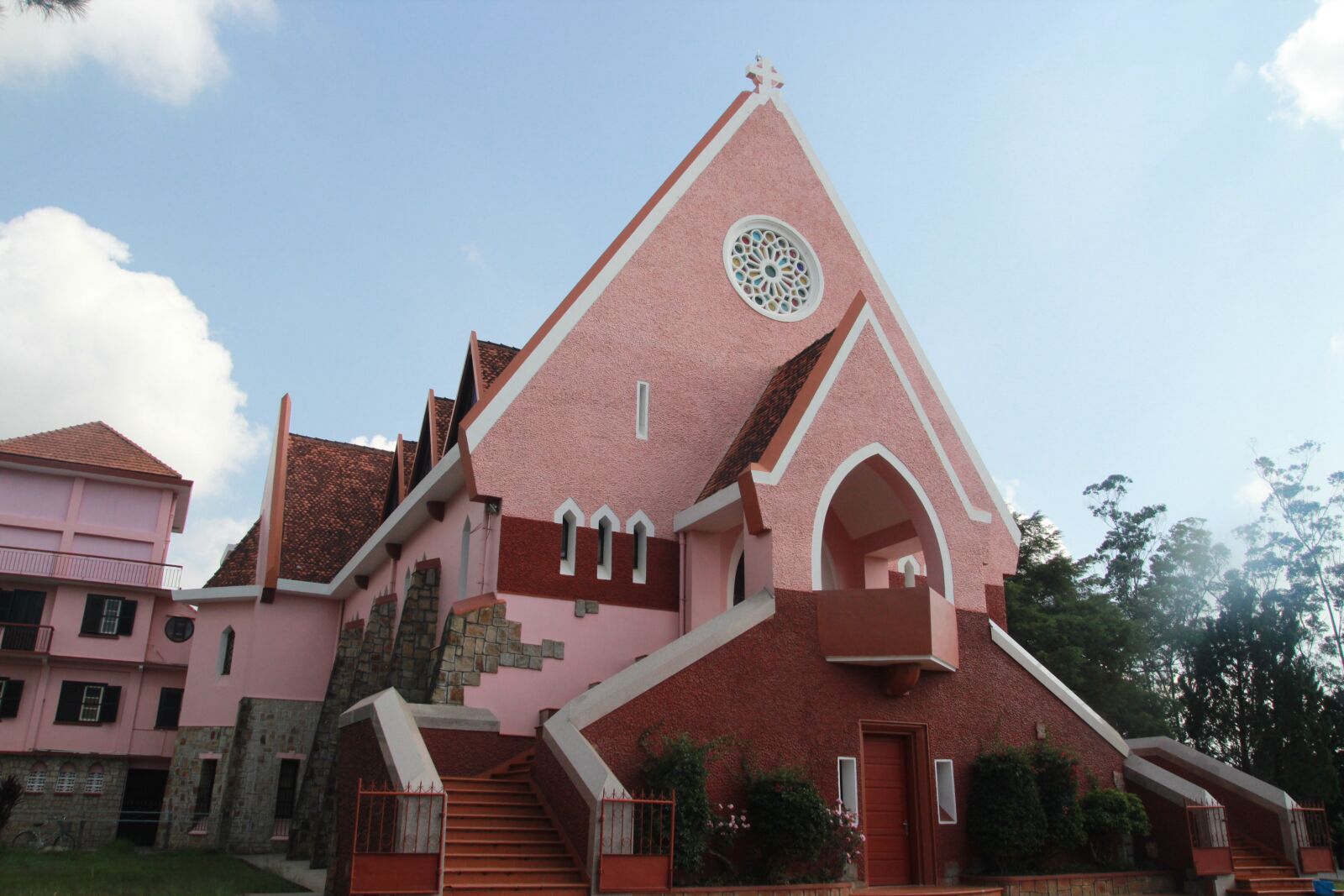 Tamron SP AF 17-50mm F2.8 XR Di II LD Aspherical (IF) sample photo. Vietnam, asia, church photography