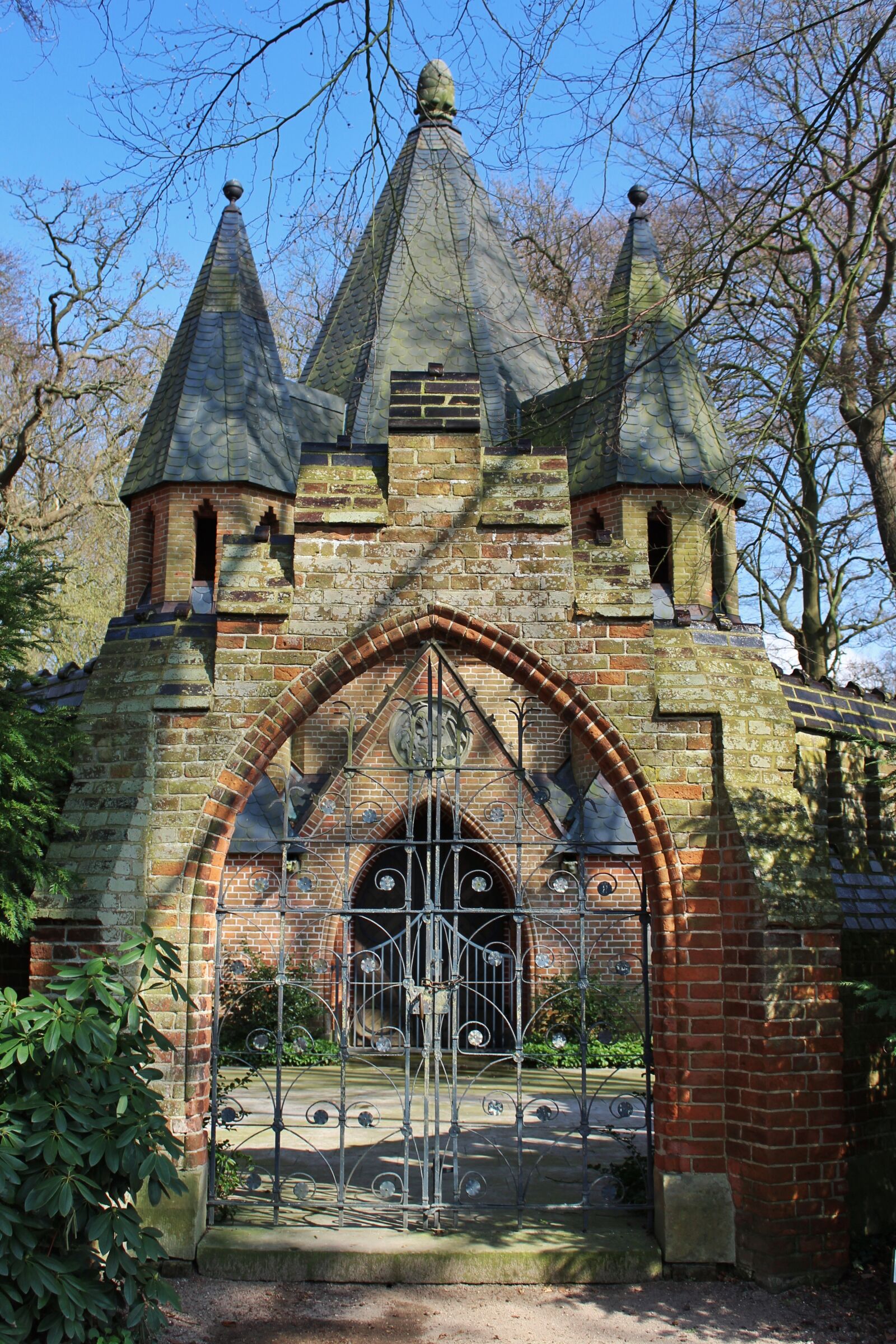 Canon EOS 1300D (EOS Rebel T6 / EOS Kiss X80) sample photo. Mausoleum, etelsen, architecture photography