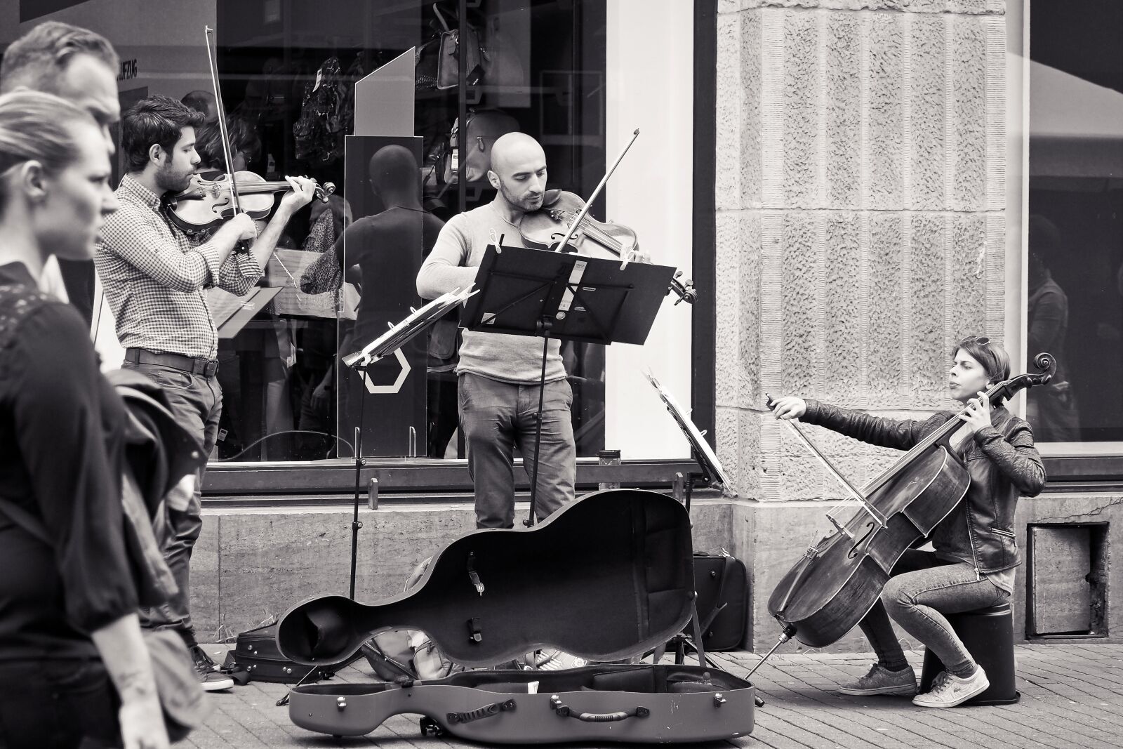 Olympus OM-D E-M10 sample photo. Musician, street scene, street photography