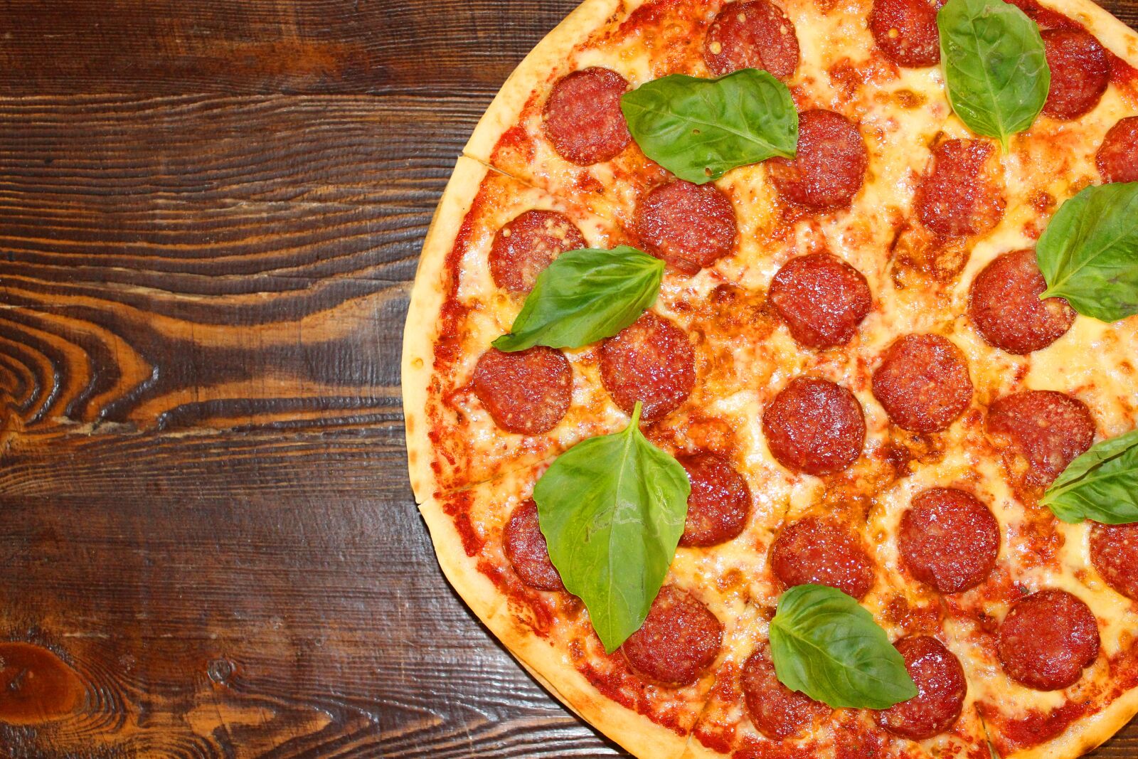 Canon EOS 700D (EOS Rebel T5i / EOS Kiss X7i) sample photo. Pizza, table, food photography