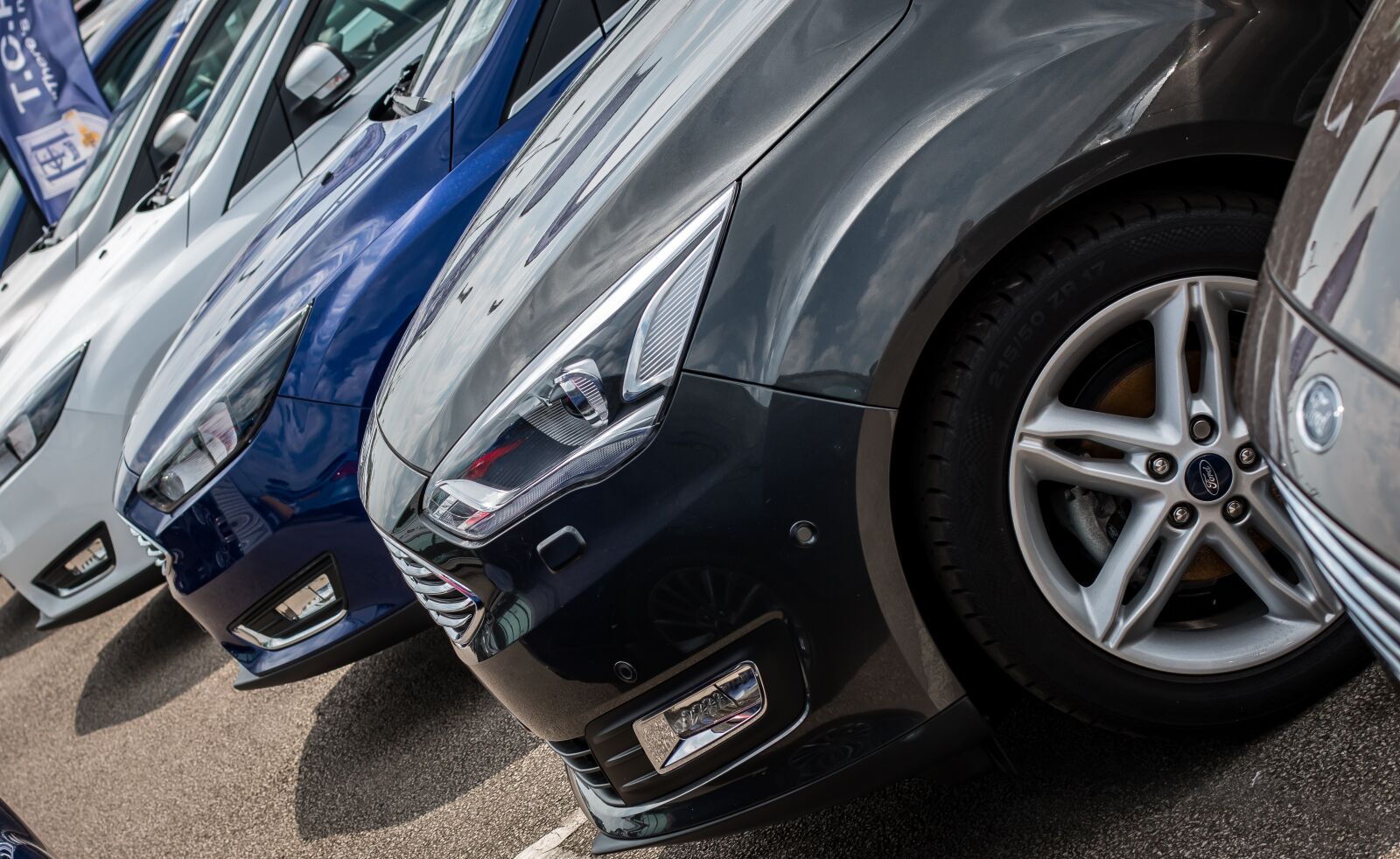Canon EOS 70D + Canon EF 50mm F1.4 USM sample photo. Ford, car, modern photography
