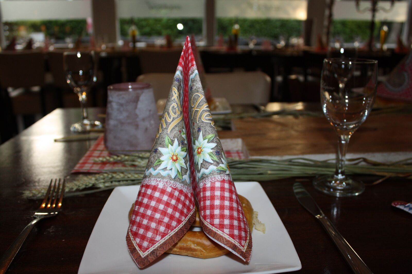 Canon EOS 450D (EOS Rebel XSi / EOS Kiss X2) sample photo. Table decorations, oktoberfest, napkin photography