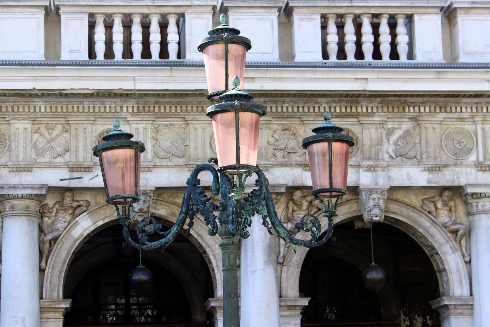 Canon EOS 600D (Rebel EOS T3i / EOS Kiss X5) sample photo. Lantern, old, romantic photography