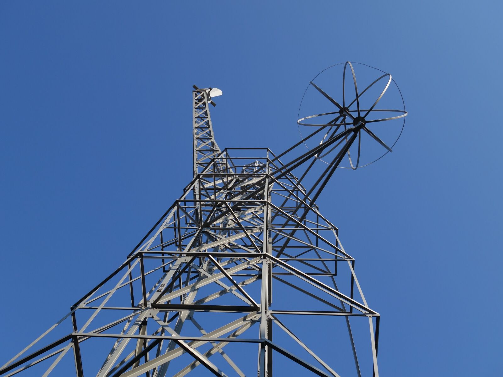 Sony Cyber-shot DSC-RX100 II sample photo. Steel scaffolding, sculpture, metal photography