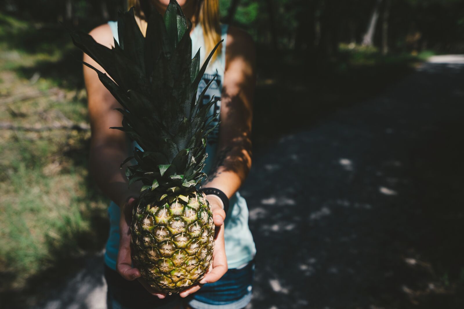 Sony Vario-Tessar T* FE 16-35mm F4 ZA OSS sample photo. Female, female hand, fruit photography