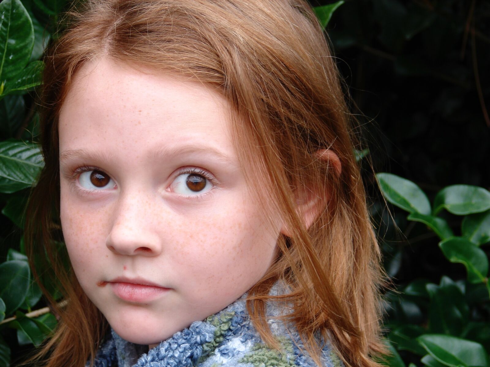 Sony DSC-H1 sample photo. Apprehensive, fleeting, girl photography