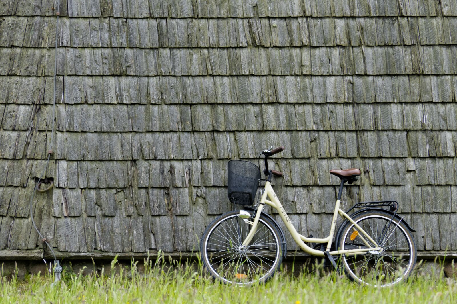 Panasonic Lumix DMC-FZ2500 (Lumix DMC-FZ2000) sample photo. Bicycle, bike, wall photography