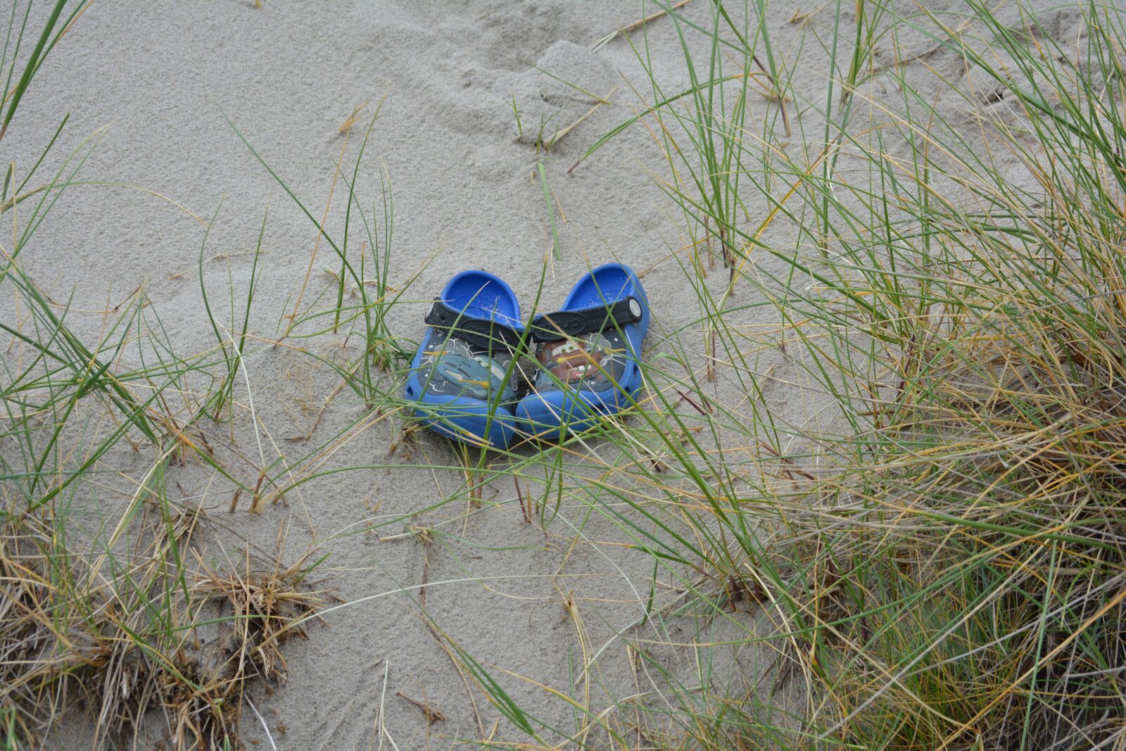 Nikon D5200 sample photo. Shoes, sand, coast photography