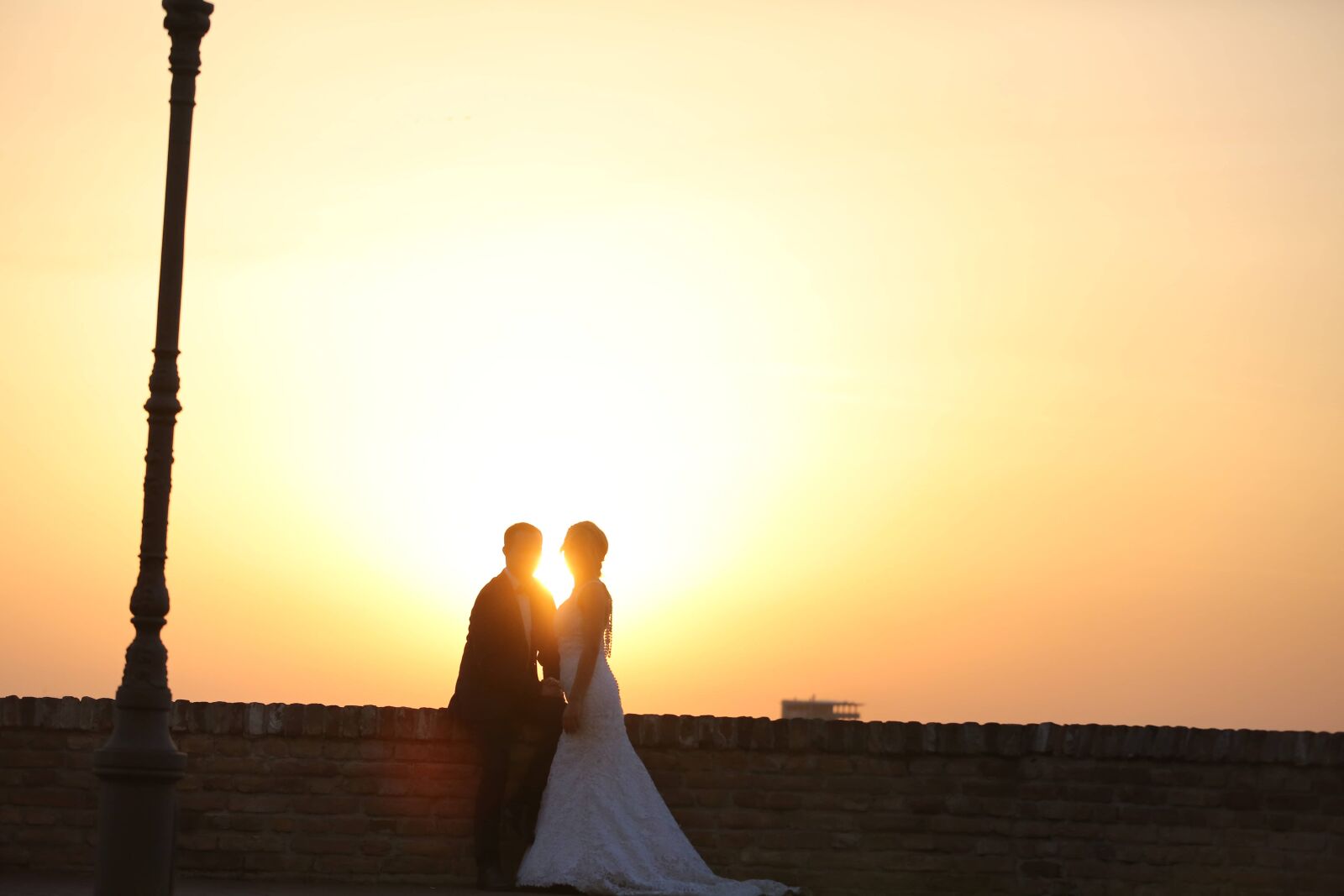 Canon EOS 5D Mark III sample photo. Backlight, bride, husband, sunset photography