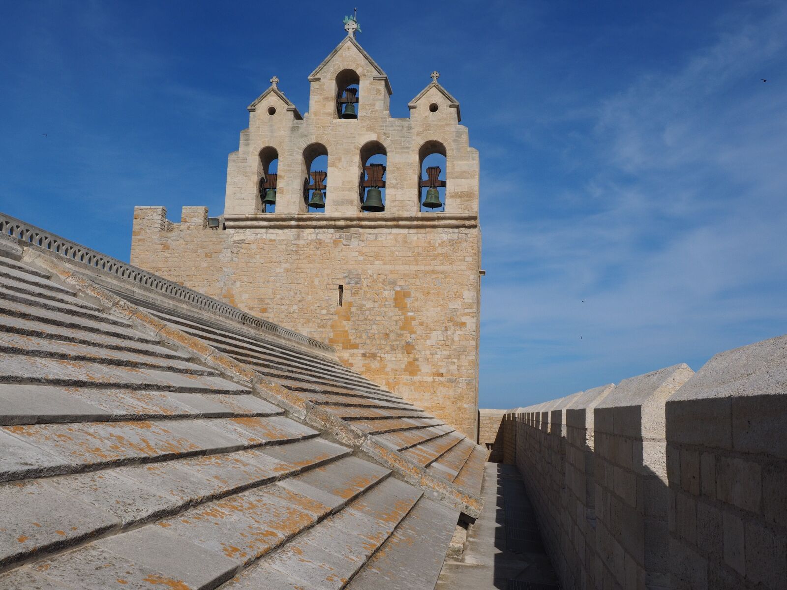 Olympus OM-D E-M1 + Olympus M.Zuiko Digital ED 12-40mm F2.8 Pro sample photo. Notre-dame-de-la-mer, church, church roof photography