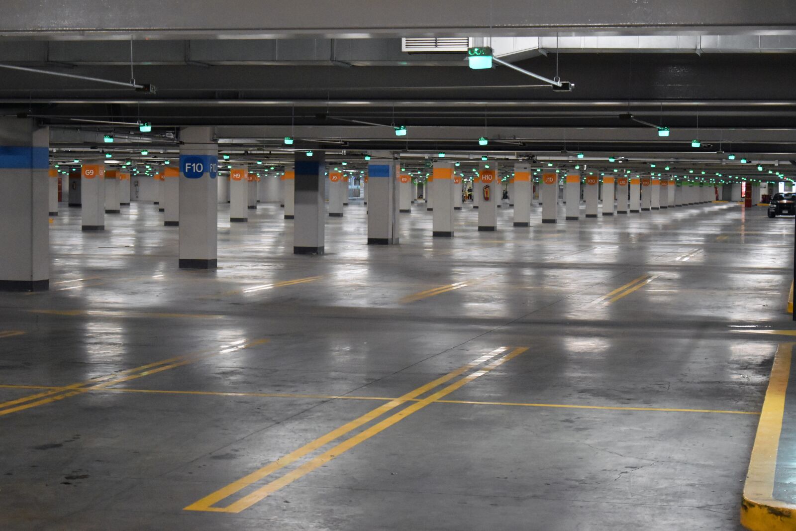 Nikon D5600 sample photo. Parking, loneliness, vacuum photography