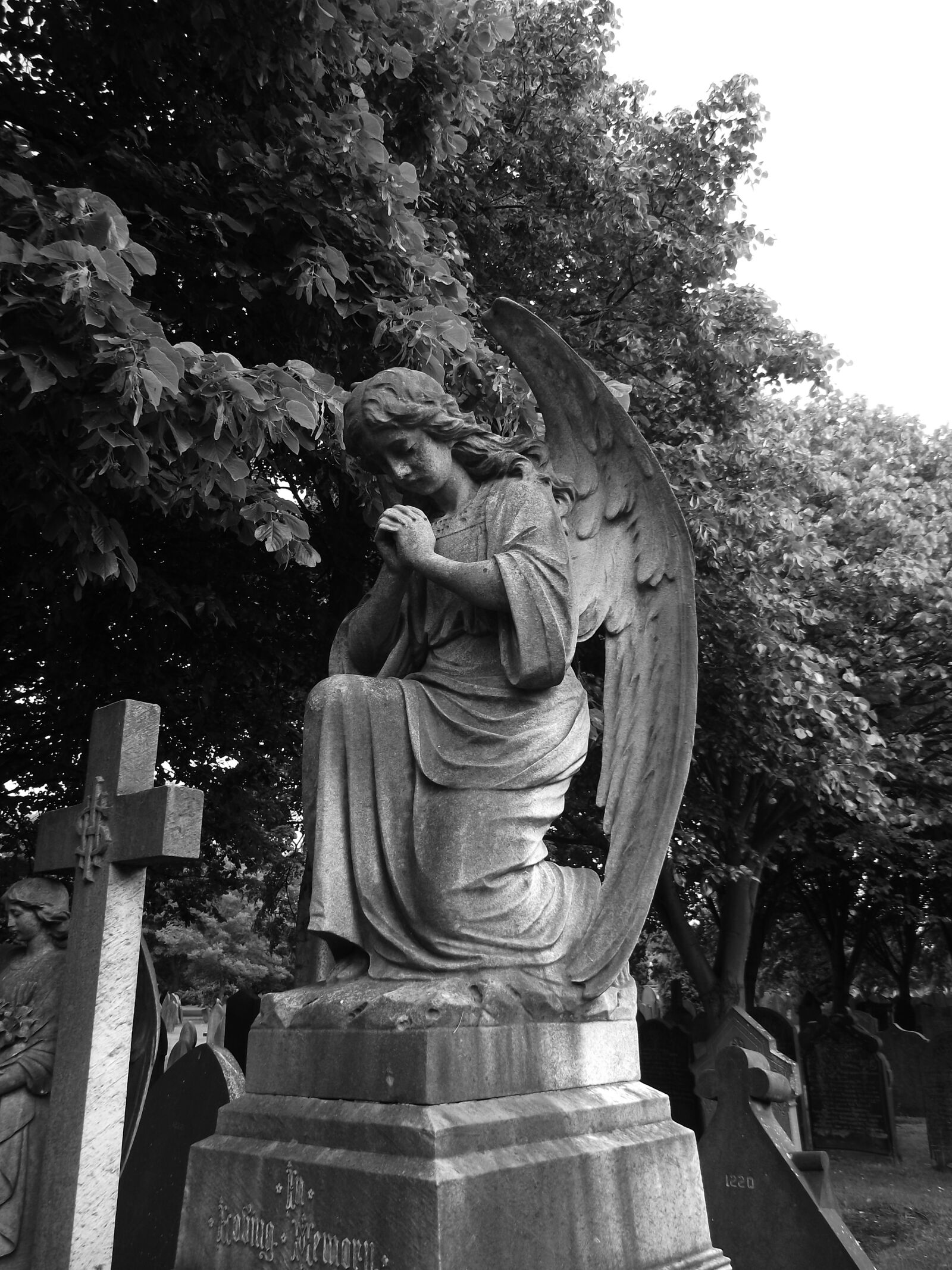 Fujifilm FinePix S2750HD sample photo. Graveyard, grave, monument photography