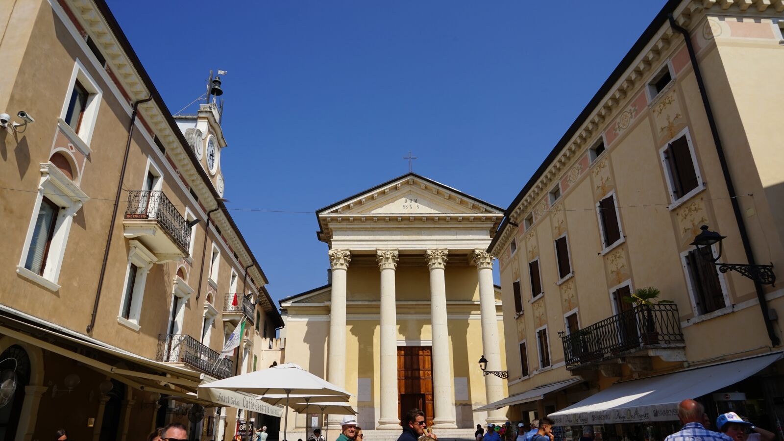 Sony a7 + Sony FE 24-240mm F3.5-6.3 OSS sample photo. Bardolino, garda, architecture photography