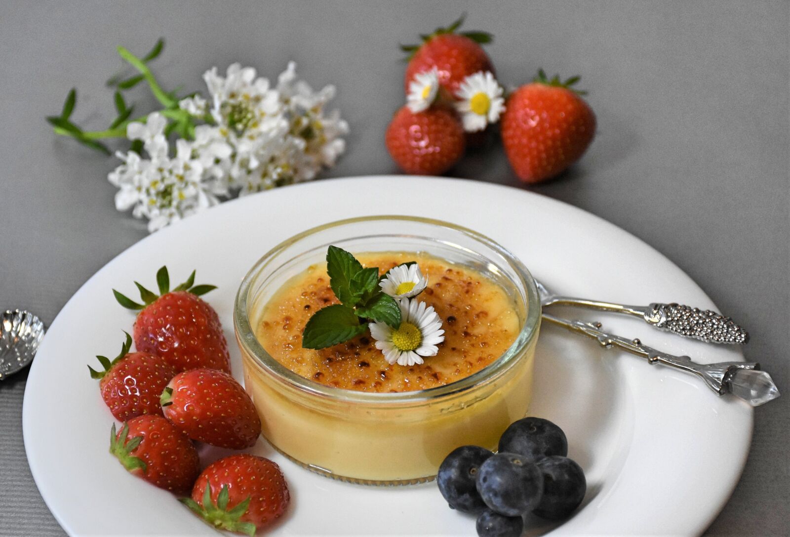 Nikon D7200 sample photo. Cream, milk cream, strawberries photography