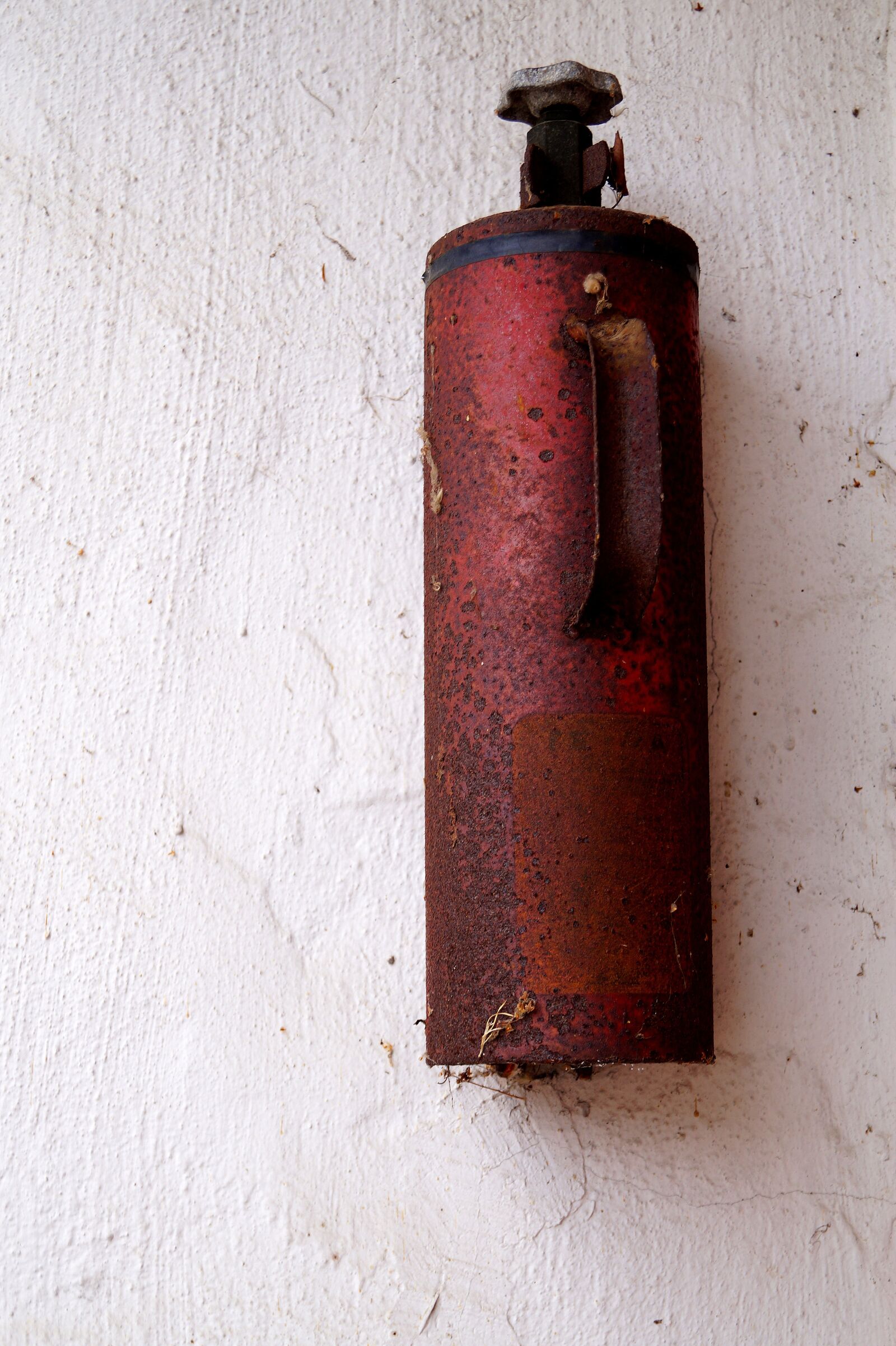 Sony DT 18-55mm F3.5-5.6 SAM II sample photo. Fire extinguisher, old, rusted photography