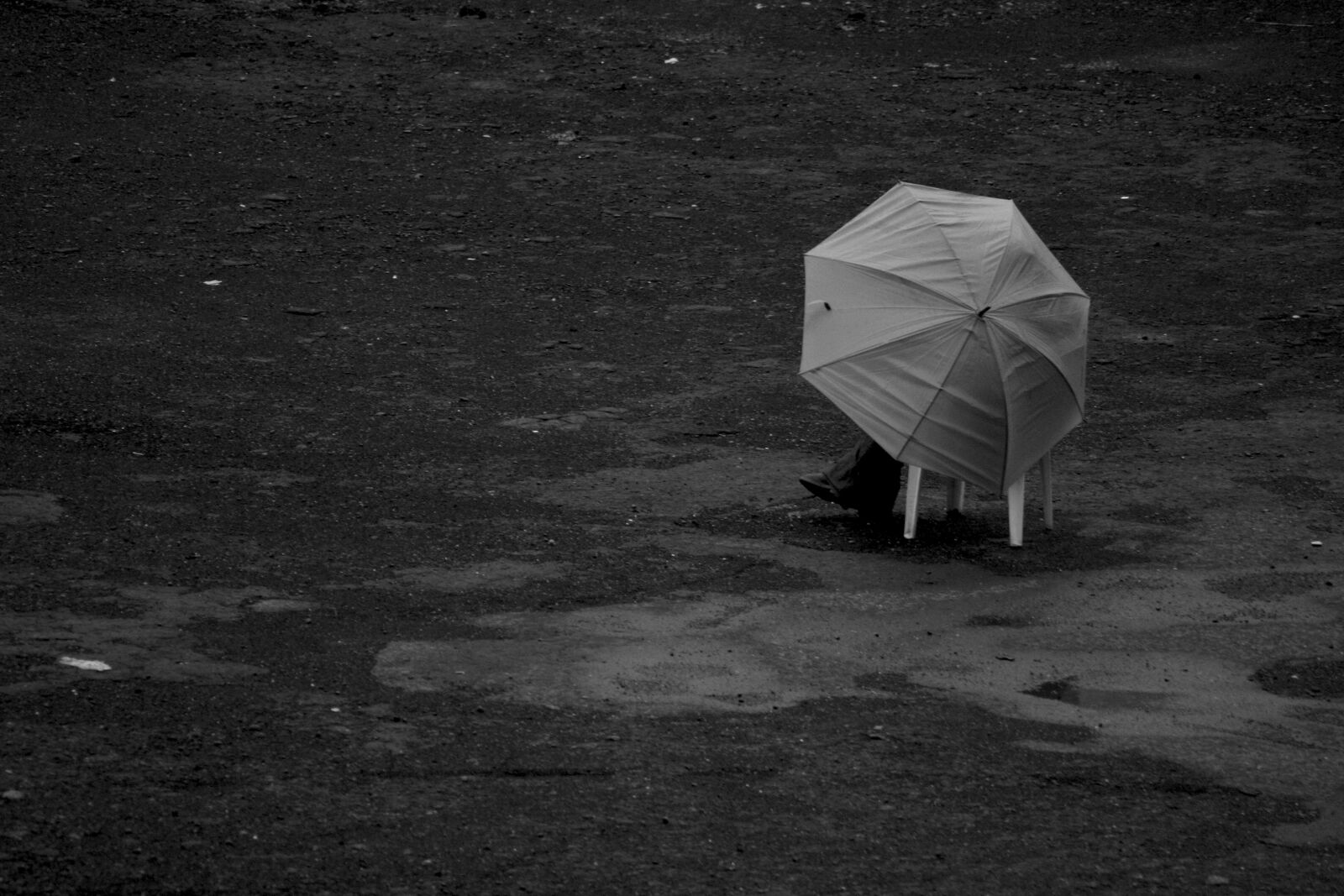 Canon EOS 350D (EOS Digital Rebel XT / EOS Kiss Digital N) sample photo. Umbrella, rain, sitting photography