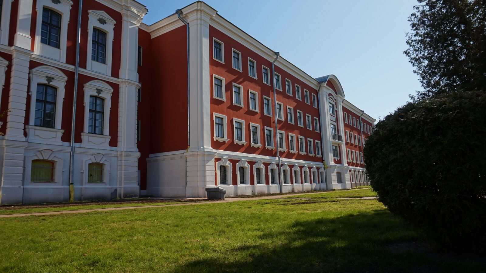 Sony Alpha a5000 (ILCE 5000) sample photo. University, old house, architecture photography