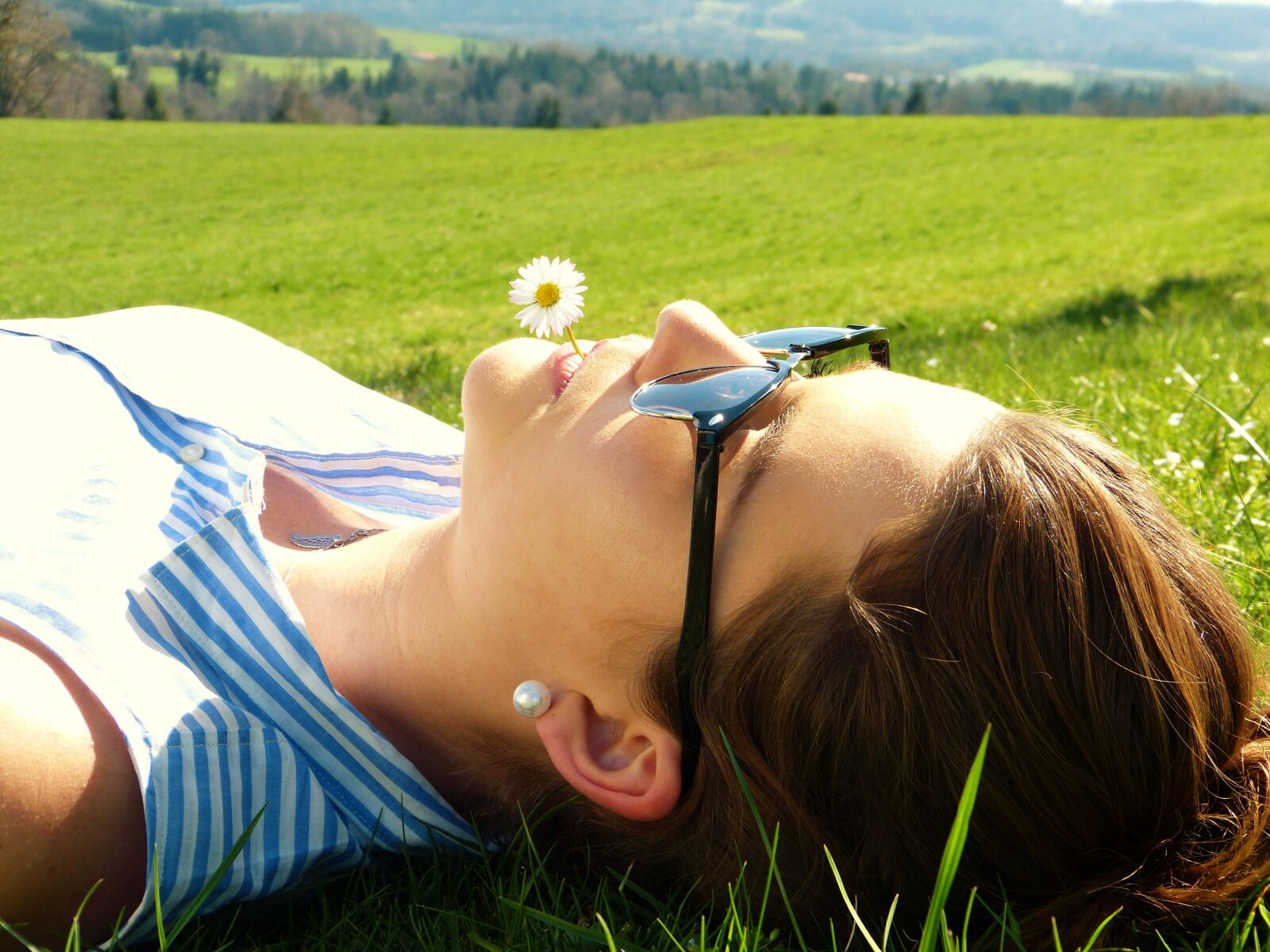 Panasonic Lumix DMC-FZ150 sample photo. Young woman, meadow, concerns photography