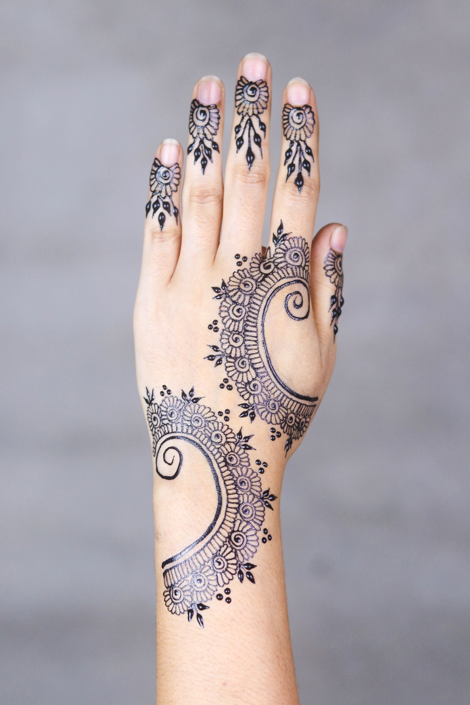 Canon EOS 80D + Canon EF 50mm F1.8 STM sample photo. Henna, hands, mehendi photography