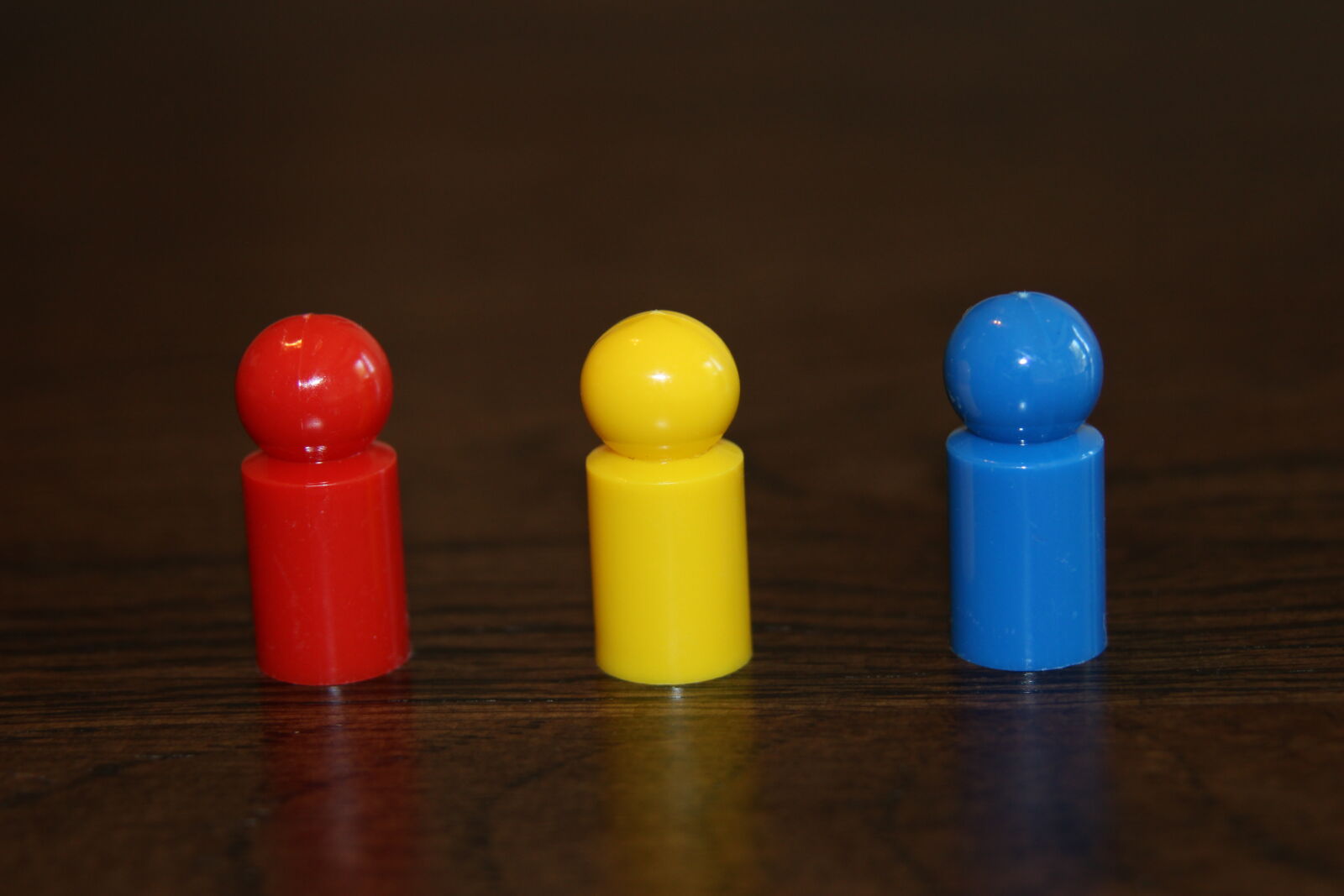 Canon EOS 600D (Rebel EOS T3i / EOS Kiss X5) sample photo. Colorful, game, pawn, plastic photography