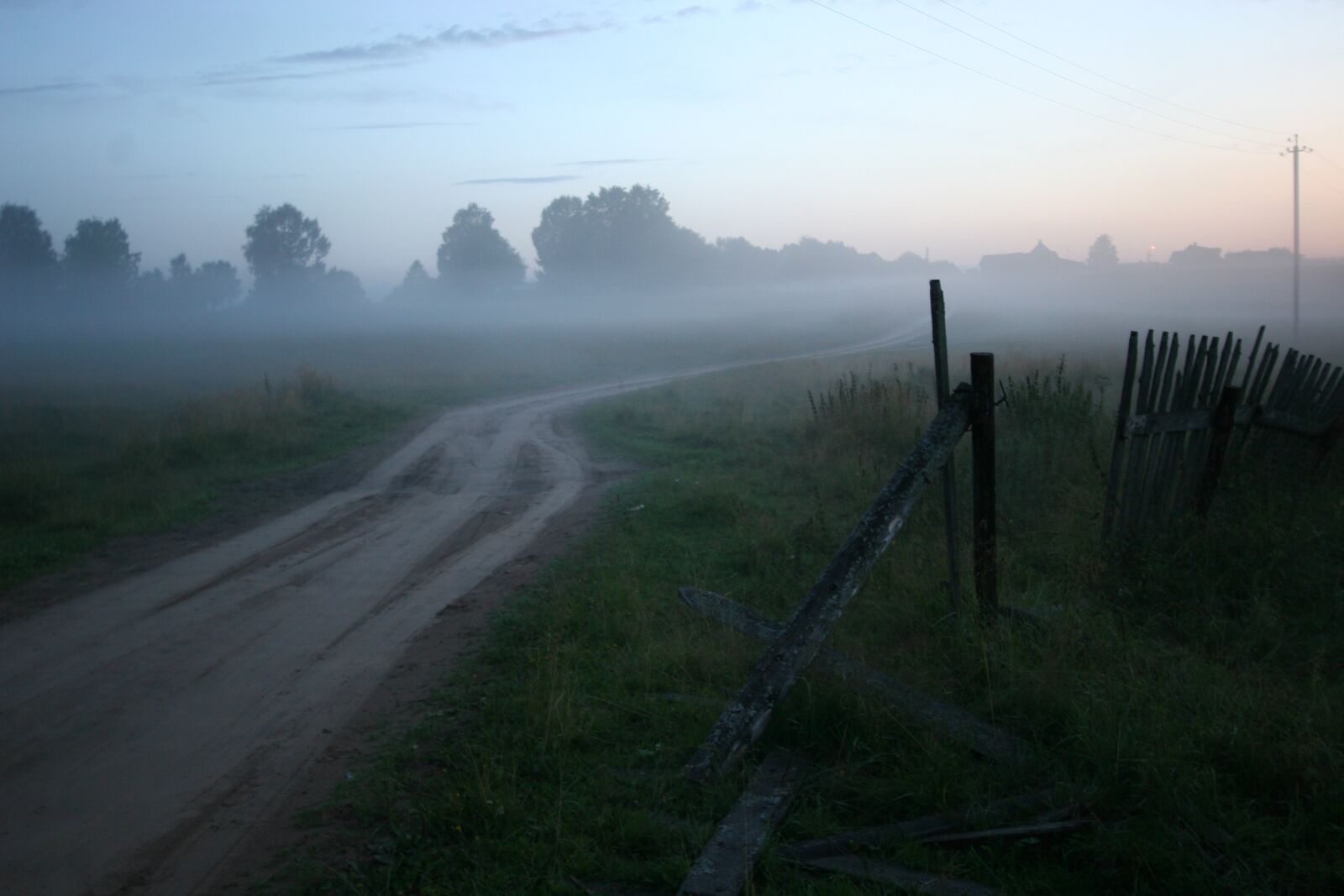 Canon EOS 20D sample photo. Fog, village, fence photography