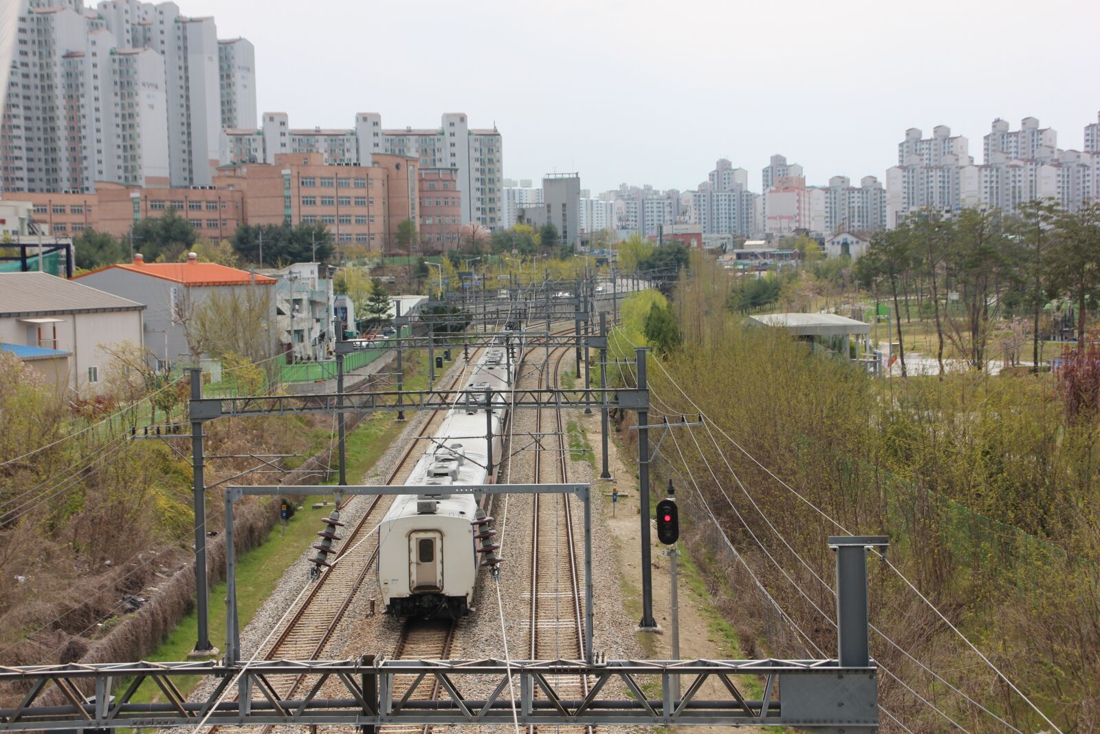 Canon EOS 600D (Rebel EOS T3i / EOS Kiss X5) sample photo. Korea, railway, transportation photography