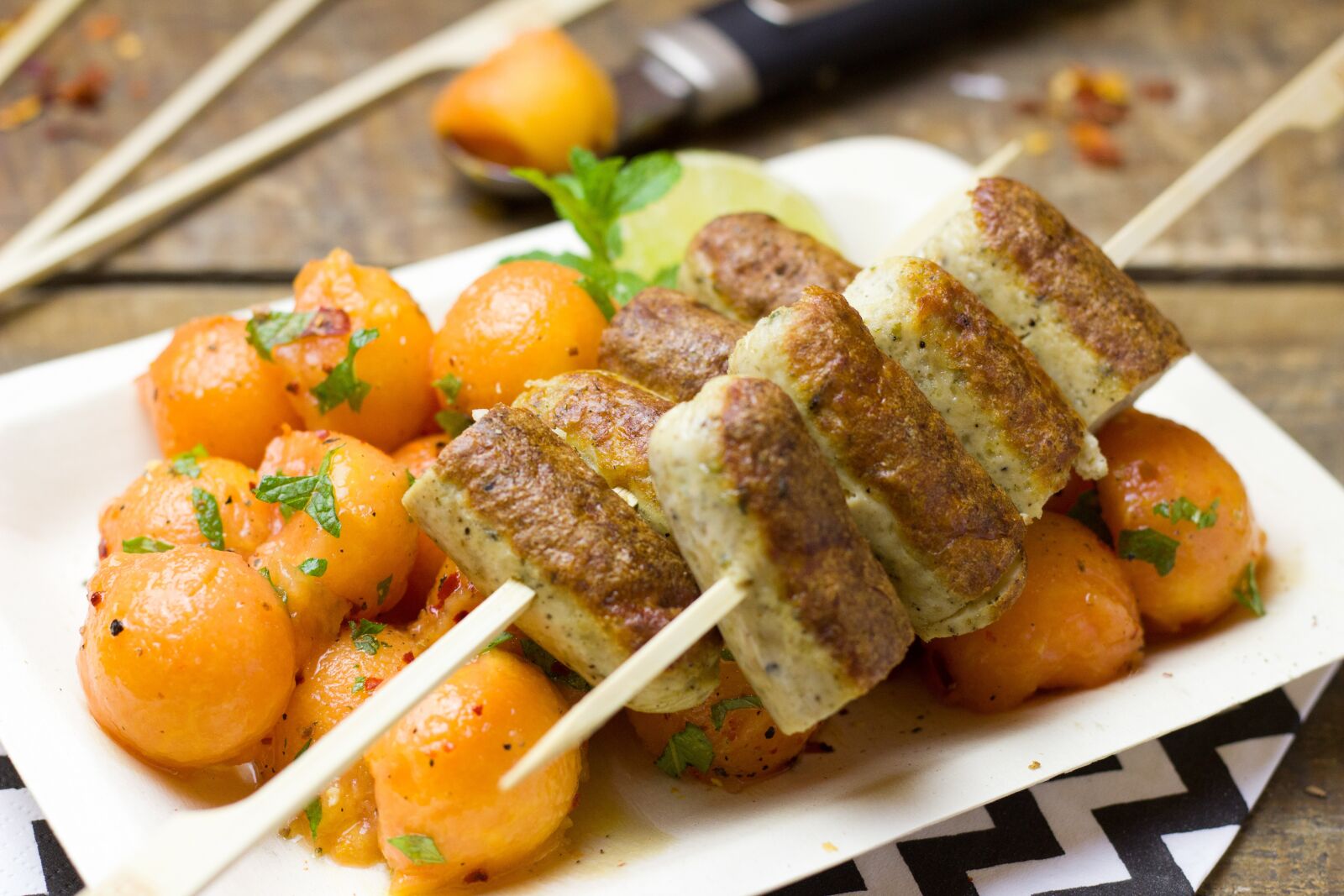 Canon EOS 600D (Rebel EOS T3i / EOS Kiss X5) + Canon EF 50mm F1.8 STM sample photo. Sausage, spit, papaya photography