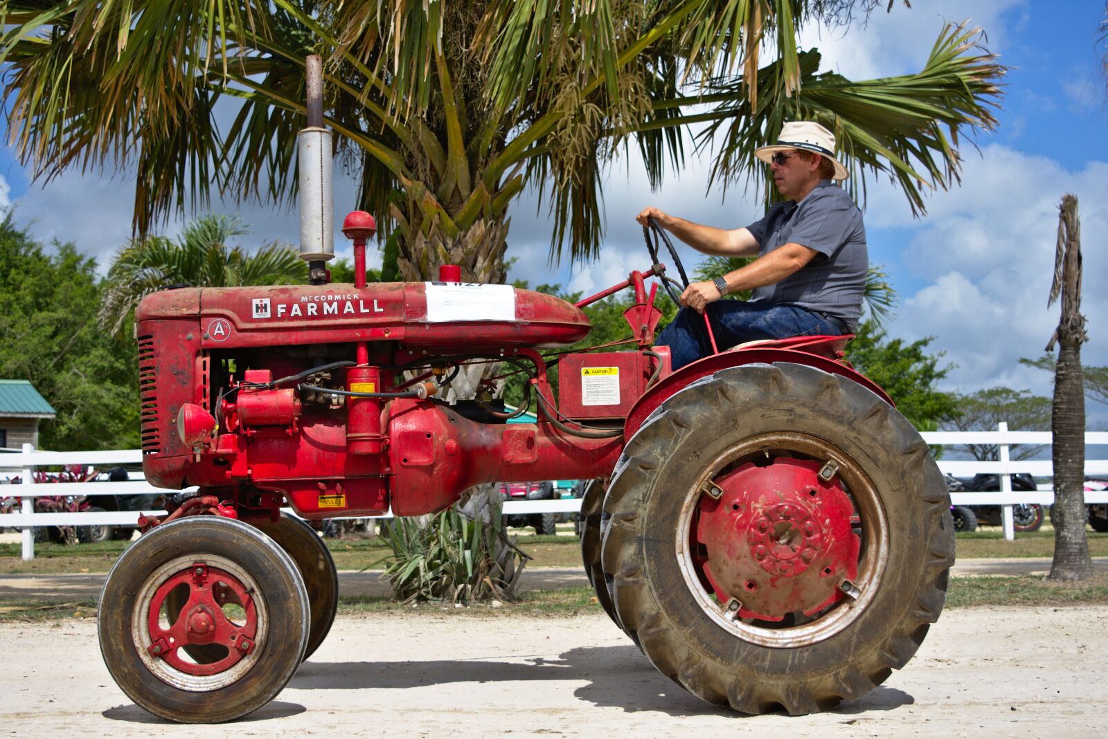 Nikon D7200 sample photo. Tractor, old, vintage photography
