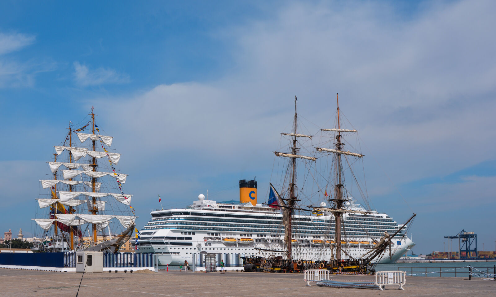 Nikon D5200 sample photo. Cadiz, clouds, cruise, ship photography
