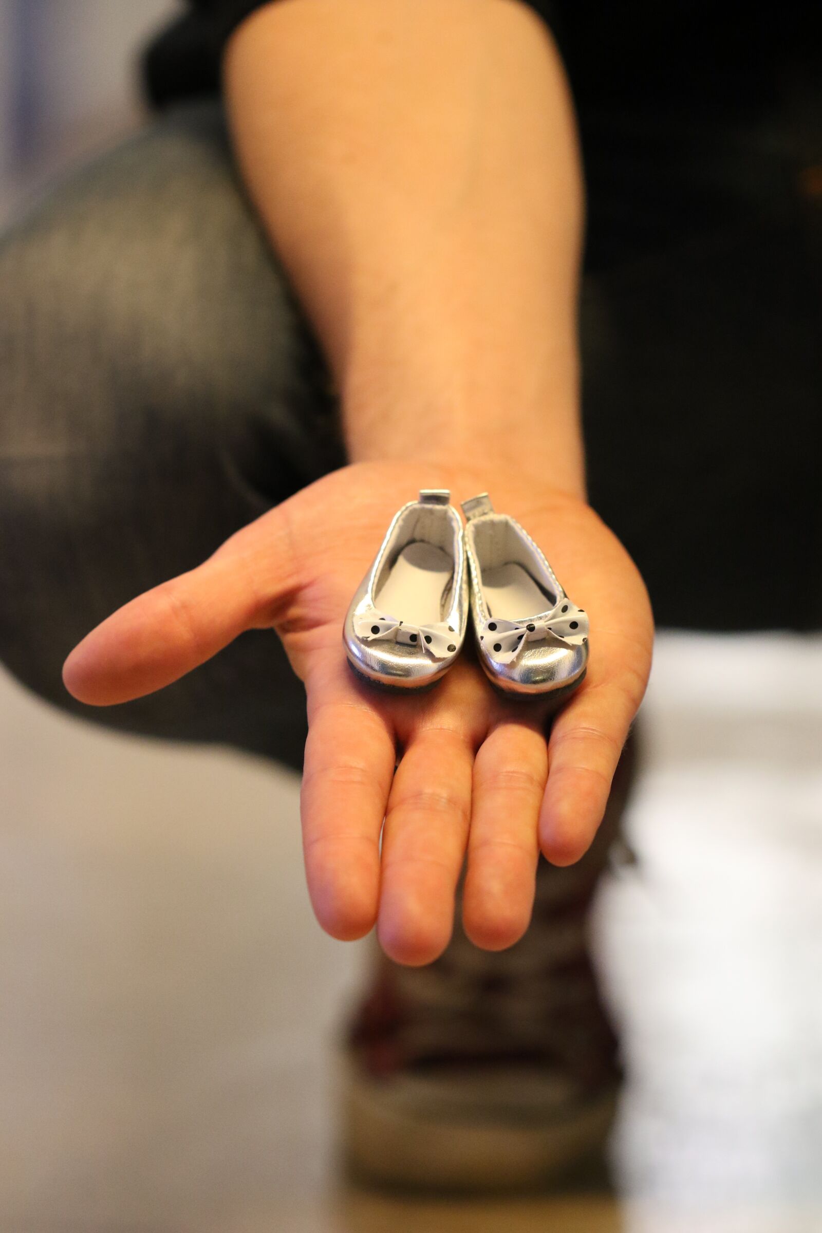 Canon EOS 7D Mark II sample photo. Shoes, hand, footwear photography