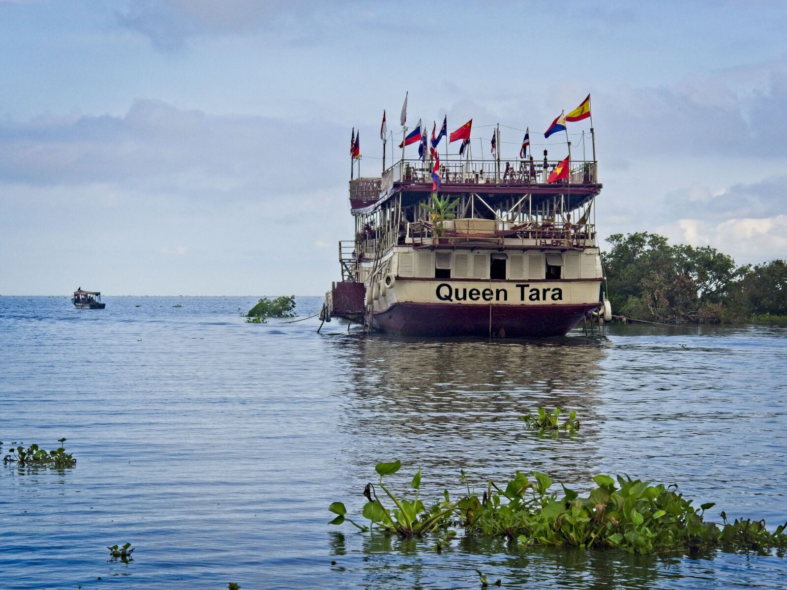 Olympus OM-D E-M10 II sample photo. Barco, camboya, tonlesap photography