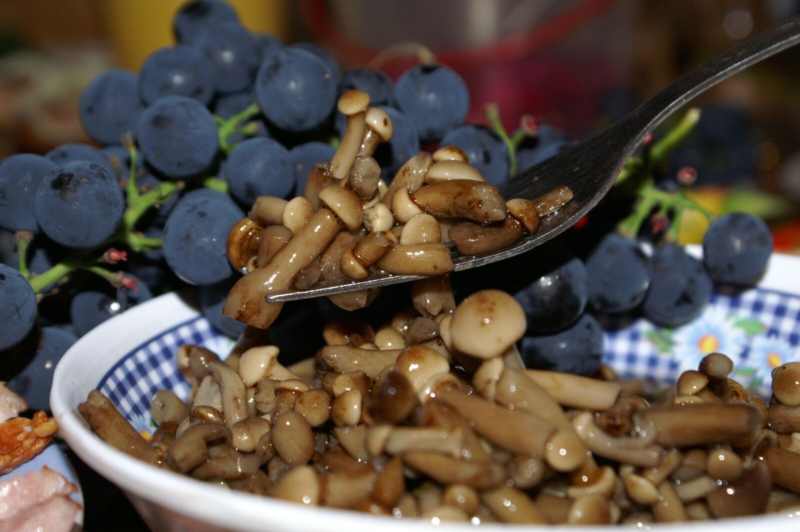 KONICA MINOLTA DYNAX 5D sample photo. Mushrooms, pickled mushrooms, grapes photography