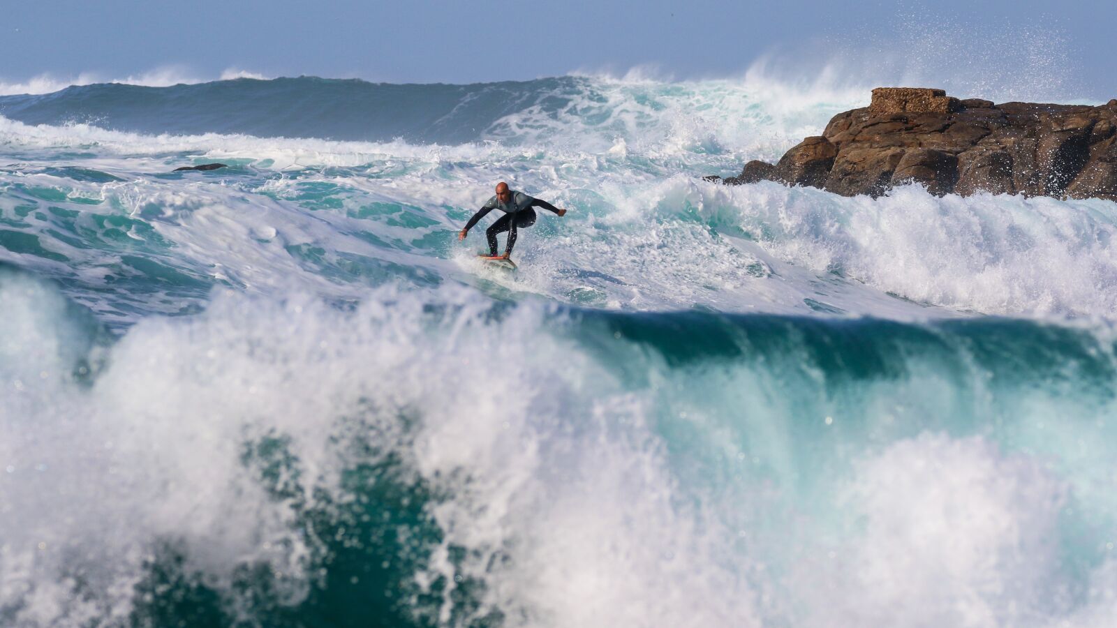 Canon EOS 7D Mark II sample photo. Surfer, surfing, wave photography