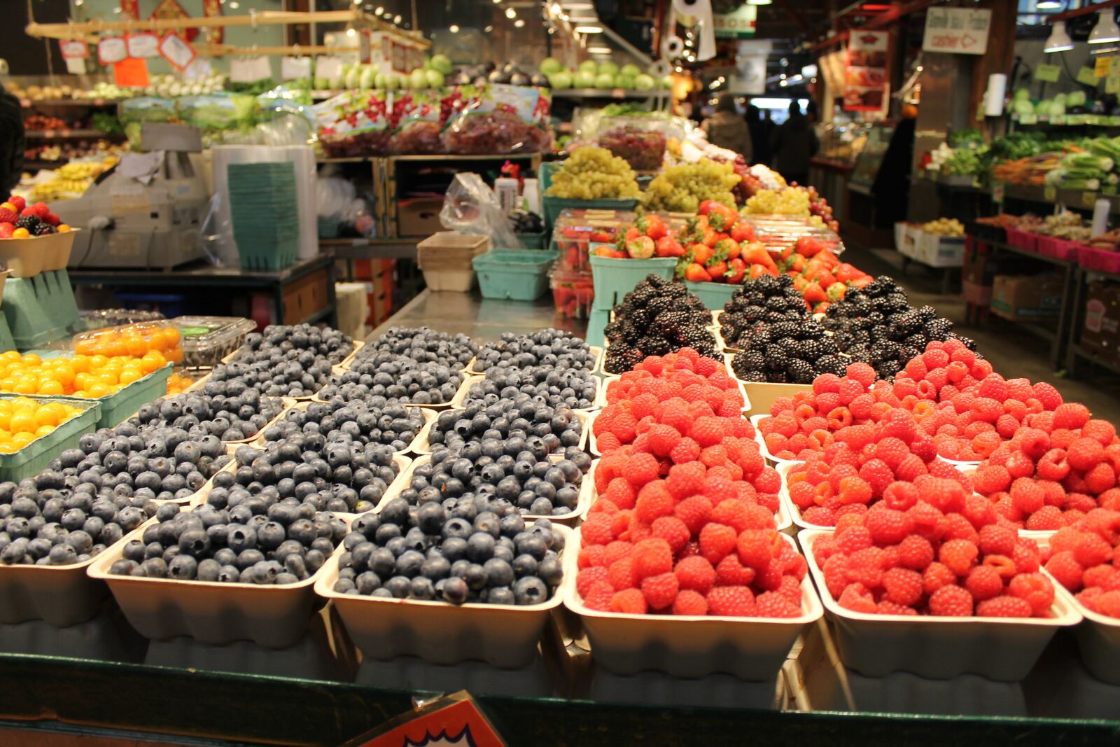 Canon EOS 1100D (EOS Rebel T3 / EOS Kiss X50) + Canon EF-S 18-55mm F3.5-5.6 IS II sample photo. Berries, fruits, blueberries photography