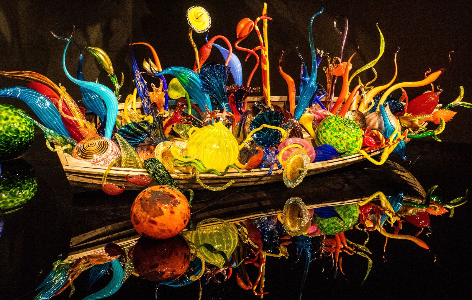 Sony E 18-200mm F3.5-6.3 OSS sample photo. Chihuly, glass, tourism photography