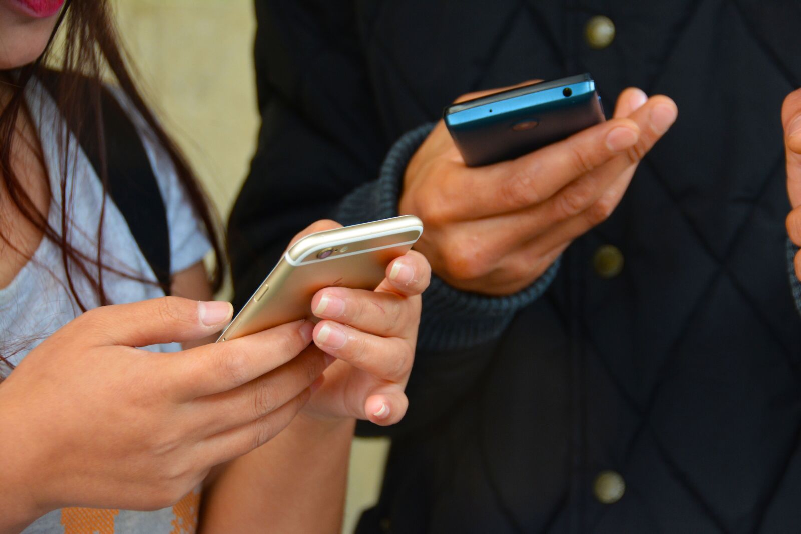 Nikon D5200 sample photo. Texting, mobile phones, hands photography