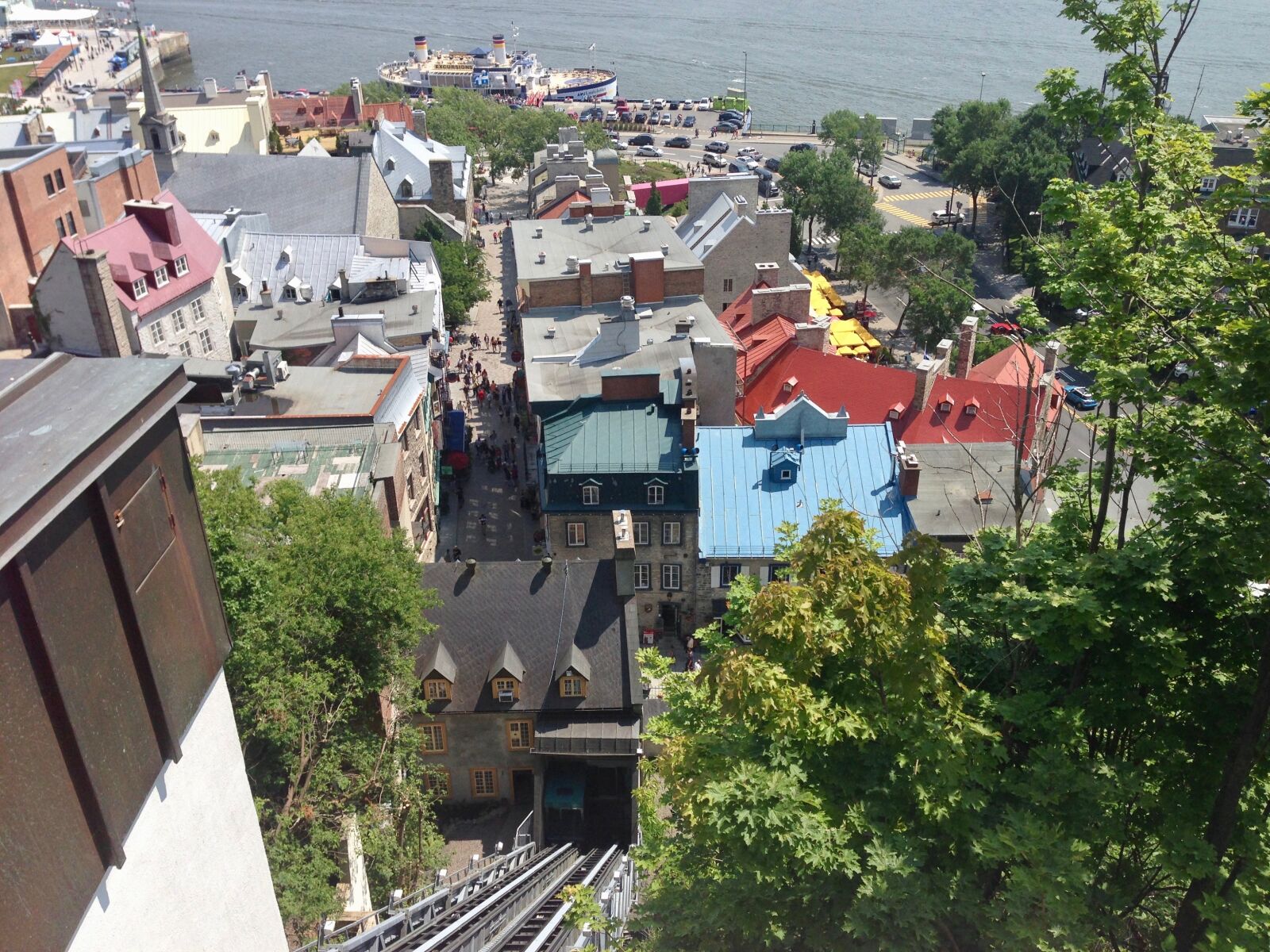 iPhone 5 back camera 4.12mm f/2.4 sample photo. Old quebec, funicular, river photography