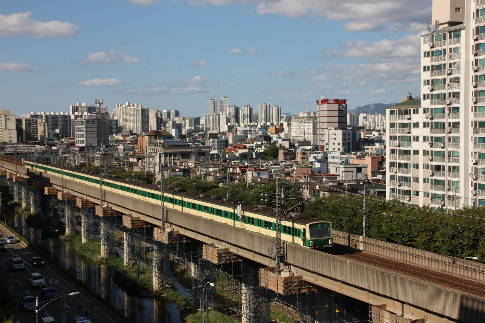 Canon EOS 600D (Rebel EOS T3i / EOS Kiss X5) sample photo. Train, subway, republic of photography