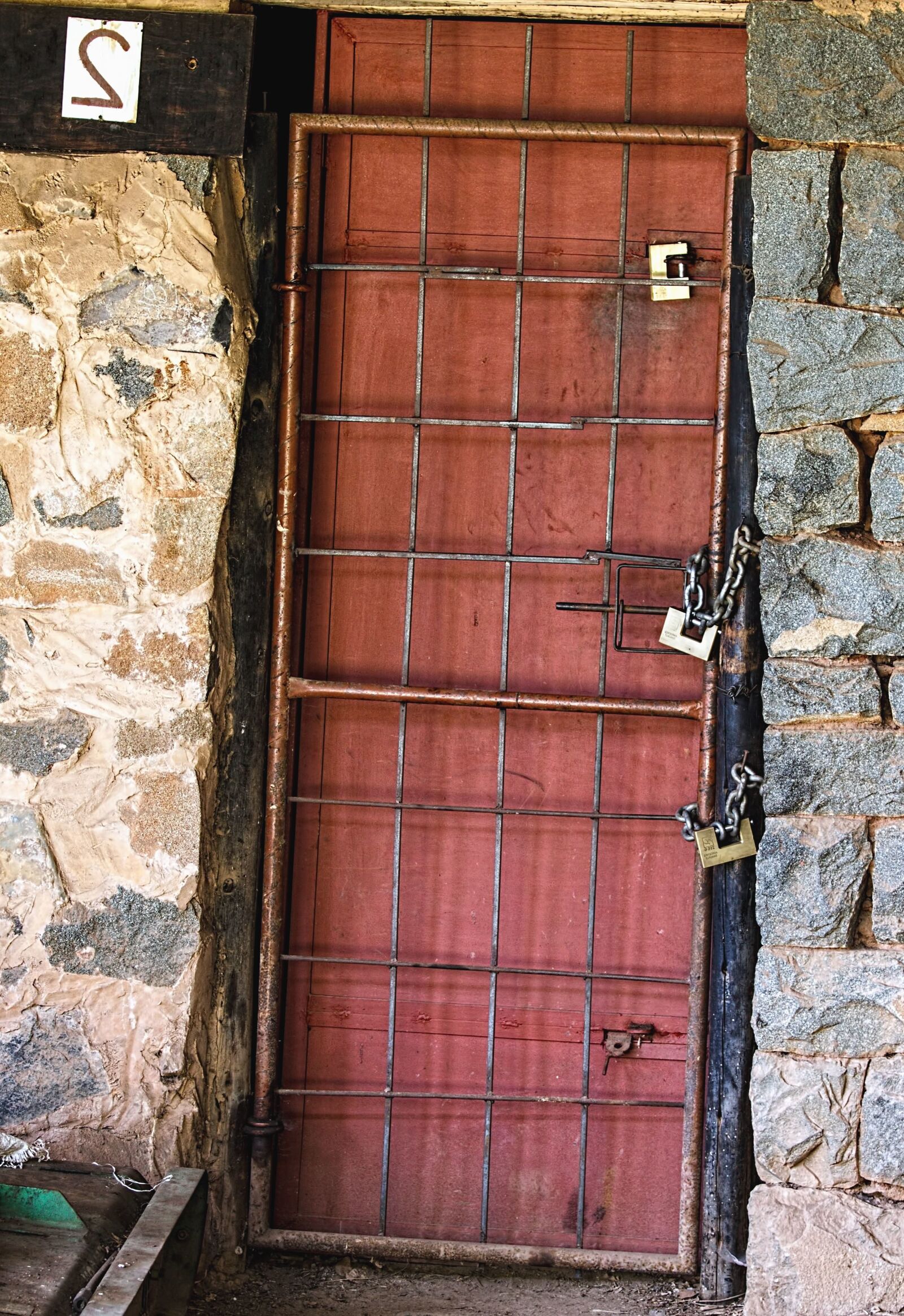 Canon EOS 550D (EOS Rebel T2i / EOS Kiss X4) sample photo. Wall, brick, door, lock photography